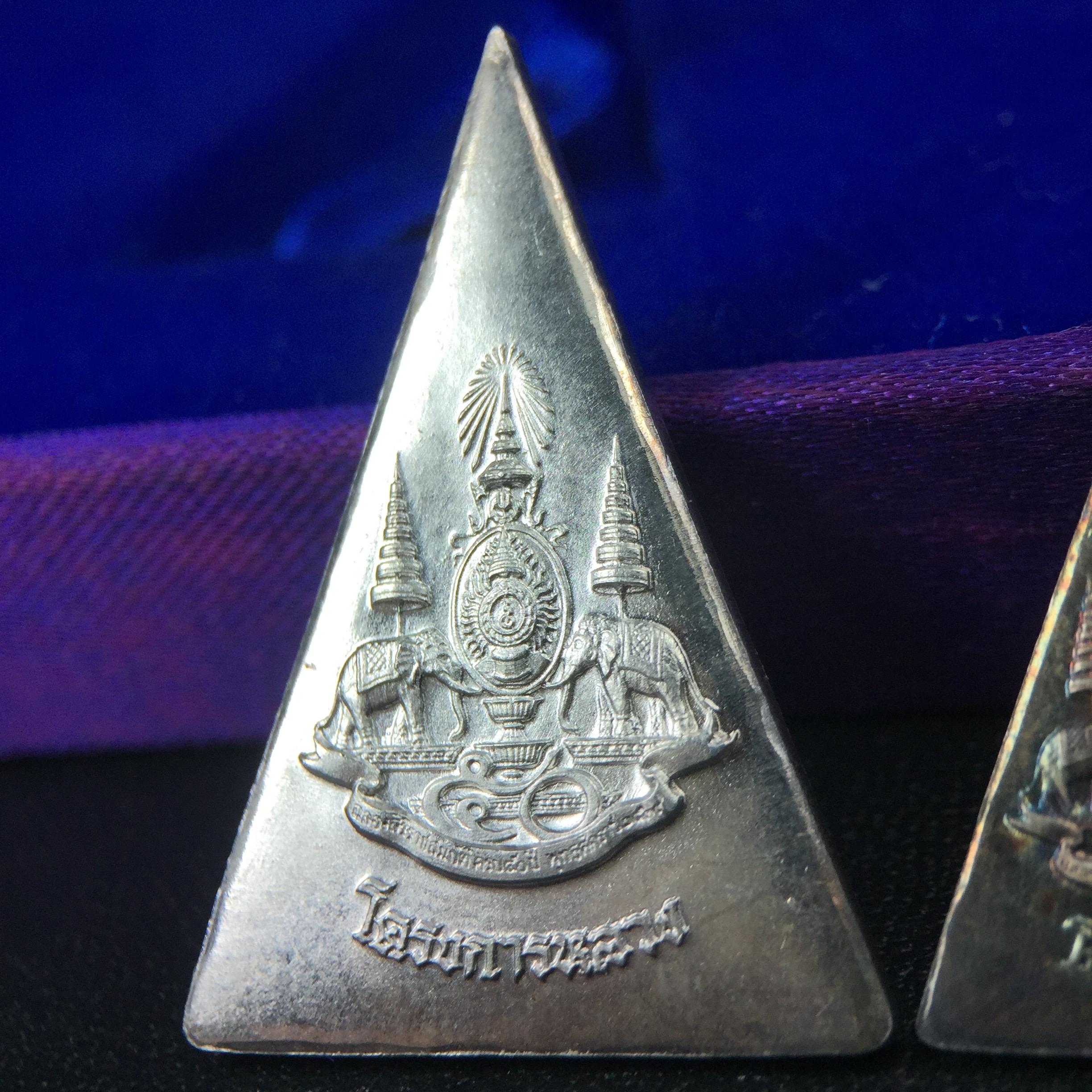 พระพุทธนวราชบพิตร พระพิมพ์จิตรลดา โครงการหลวง ปี2539 (พิมพ์ใหญ่+พิมพ์เล็ก) เนื้อเงินผิวเดิมขึ้นสีรุ่ง สวย แบบนิยมพร้อมกล่องบรรจุเดิม พิธีใหญ่ ปลุกเสกวัดพระแก้ว(1ชุด 2 องค์)