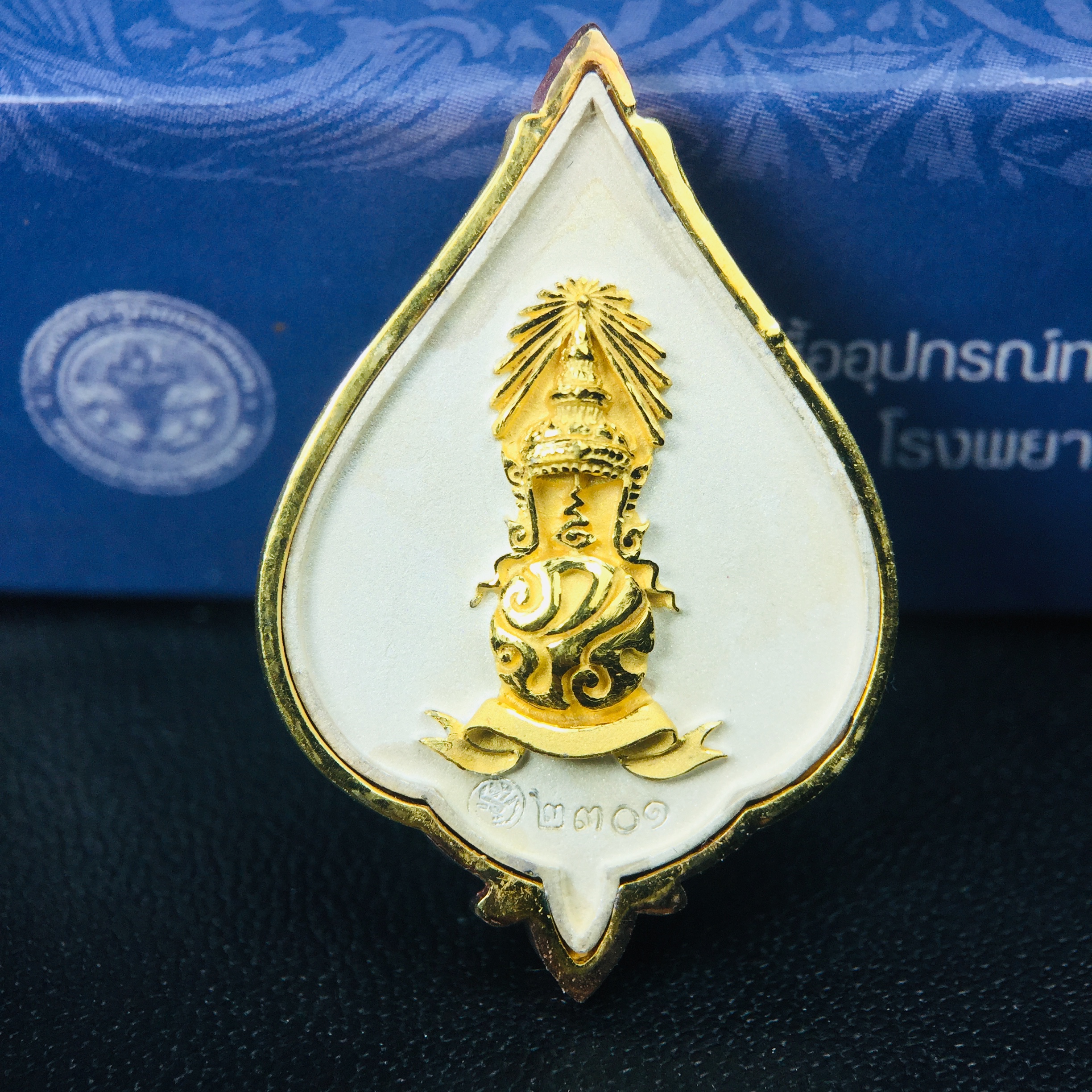 พระแก้วมรกต ภปร. ปี2547 จัดสร้างโดย รพ.ภูมิพลฯ เนื้อเงิน (3 กษัตริย์)เหรียญทรงดอกบัว งดงามทรงคุณค่าอีกหนึ่งรุ่นยอดนิยม หายาก(1ใน3000องค์)