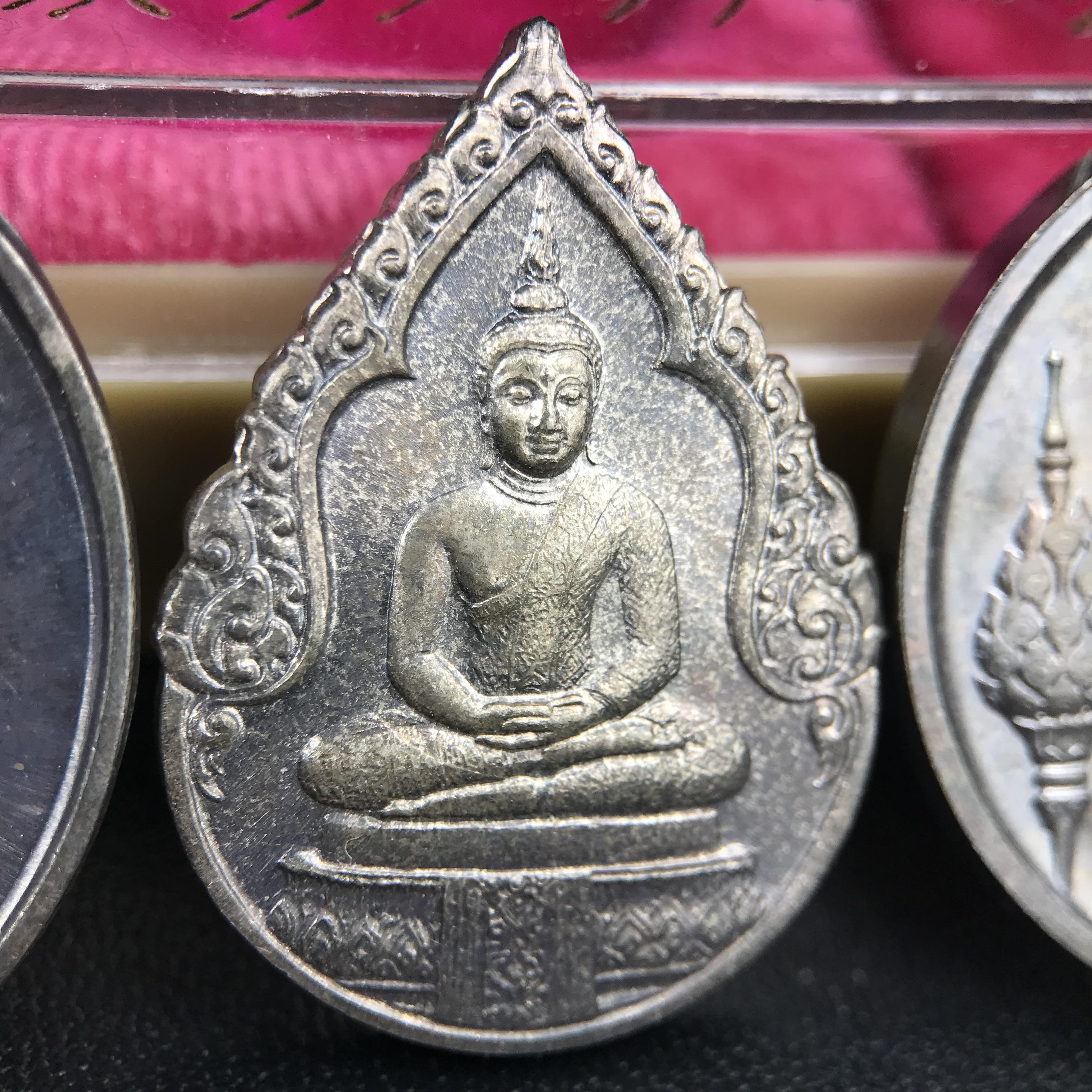 เหรียญพระแก้วมรกตหลัง ภปร. ฉลองกรุงรัตนโกสินทร์ครบ 200 ปี พ.ศ.2525 เนื้อเงิน(ผิวเดิมสวย)กล่องบรรจุเดิมครบ 3พิมพ์ ร้อน ฝน หนาว(บล็อกแรกไม่มีพระราชศรัธานิยม)(ในหลวงรัชกาลที่9 เสด็จในพิธี)พระคู่บ้านคู่เมือง...พระดี...พิธีใหญ่(บล็อกแรกครบชุด ผิวเดิม หายาก)