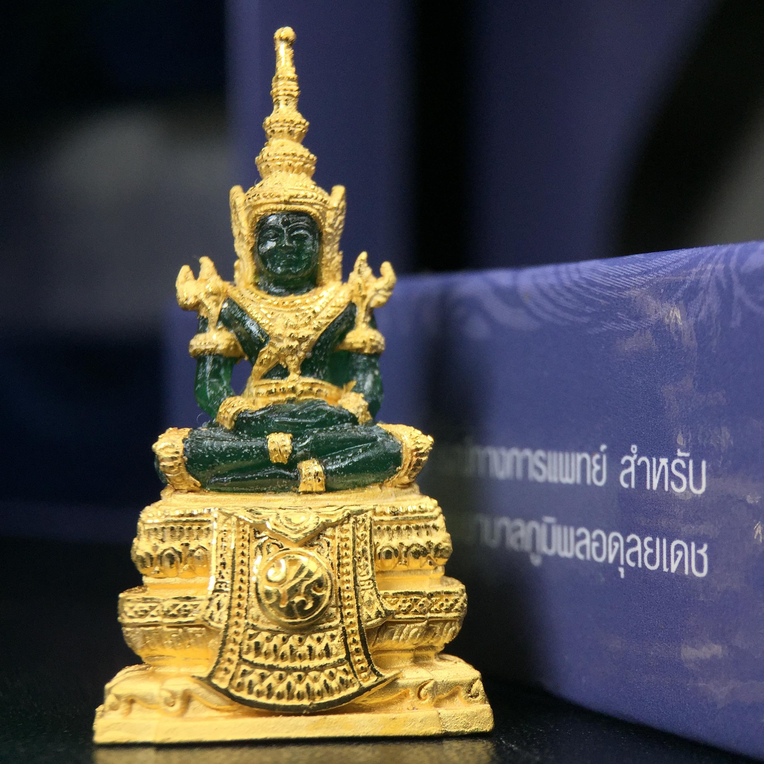 พระแก้วมรกต ภปร. จัดสร้างโดย รพ.ภูมิพลฯ ปี2547 ลอยองค์ขนาดหน้าตัก 1/2 นิ้ว เนื้อเรซิ่นหุ้มทองคำ99.99 งดงามทรงคุณค่าอีกหนึ่งรุ่นยอดนิยม หายาก