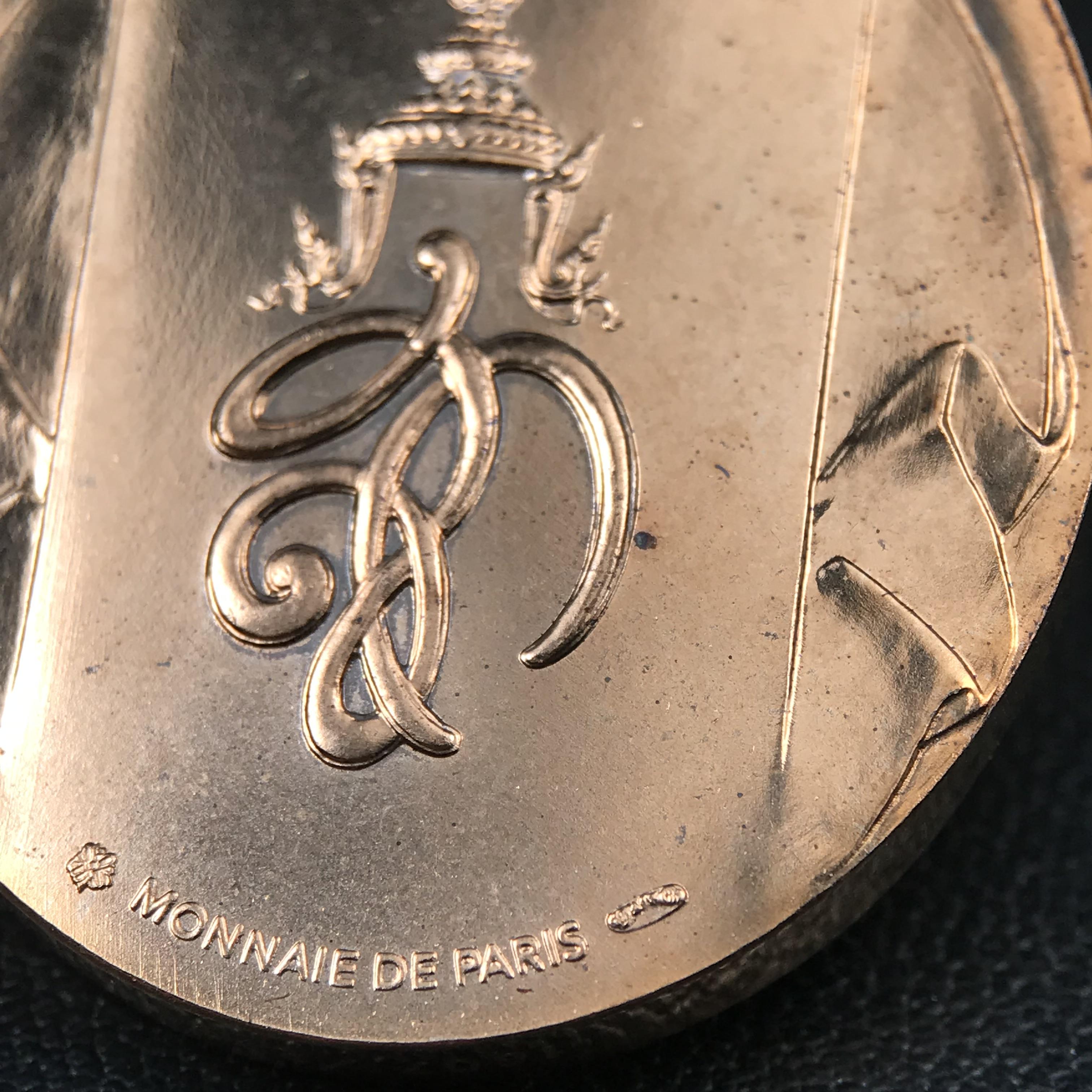 หลวงพ่อทวด พระนามาภิไธย สก. วัดห้วยมงคล จ.ประจวบคีรีขันธ์ ปี 2544(รุ่นแรก) เหรียญเนื้อนวโลหะ(Thai Bonze) ผลิตโดยโรงกษาปณ์ โมเน่ร์เดอปารีส ประเทศฝรั่งเศส สวยงดงามสภาพสวยกล่องใบรับรองครบสมบูรณ์(คุ้มครองแคล้วคลาด พิธีใหญ่) องค์หมายเลข 1807 (1 ใน 2999 เหรียญ)