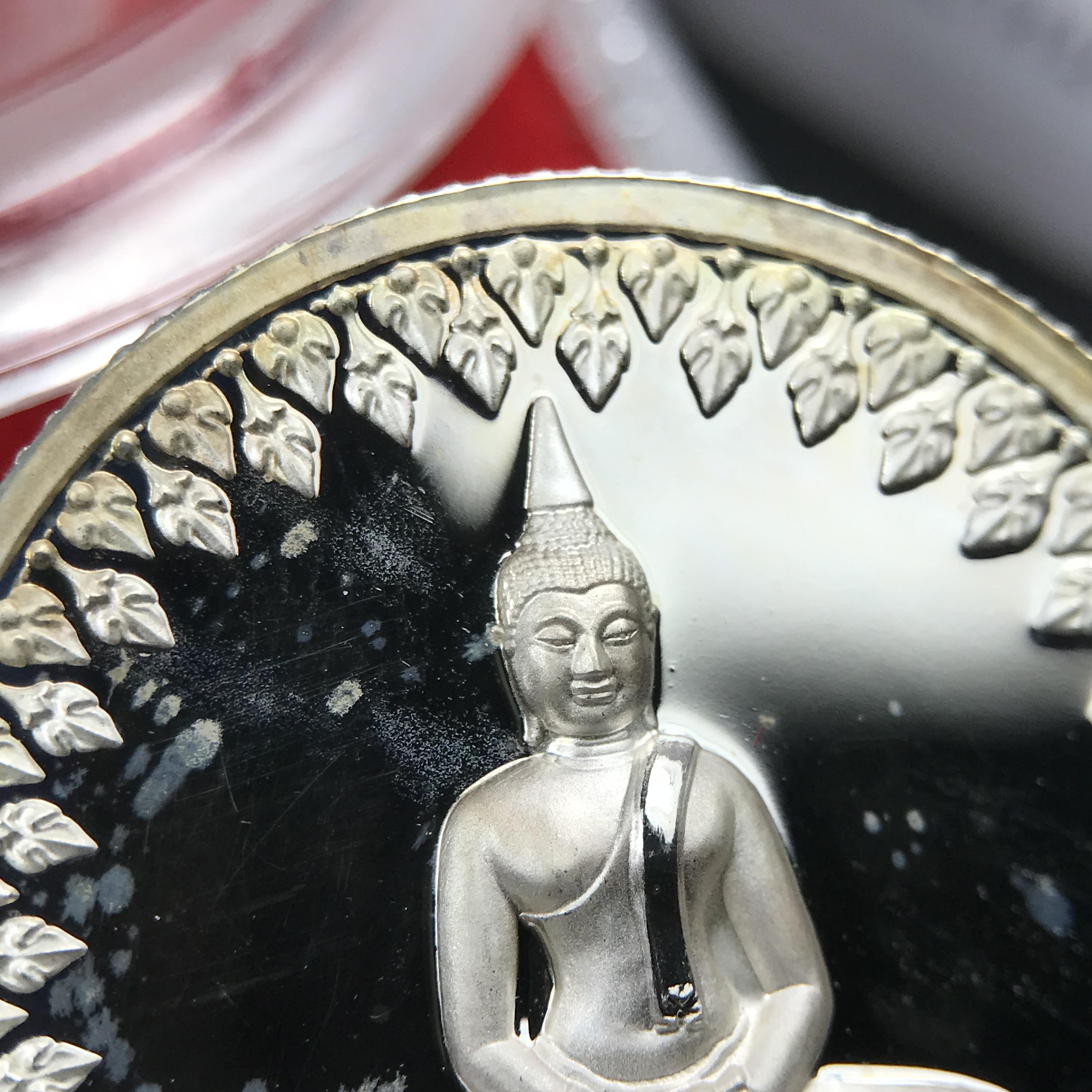 เหรียญพระพุทธโสธร ตราสัญลักษณ์ ภปร. รุ่นสมโภชน์พระอุโบสถเฉลิมพระเกียรติ วัดโสธรวรารามวรวิหาร เฉลิมพระเกียรติ ร.9 เจริญพระชนมายุ 80 พรรษา ปี2550 เนื้อเงินนอก(99%)ขัดเงาพ่นทราย ขนาด 28 มม. มีโค๊ดหมายเลขกำกับ สวยๆเดิมๆ พร้อมกล่องเดิมจากวัด และใบรับรองการผลิต