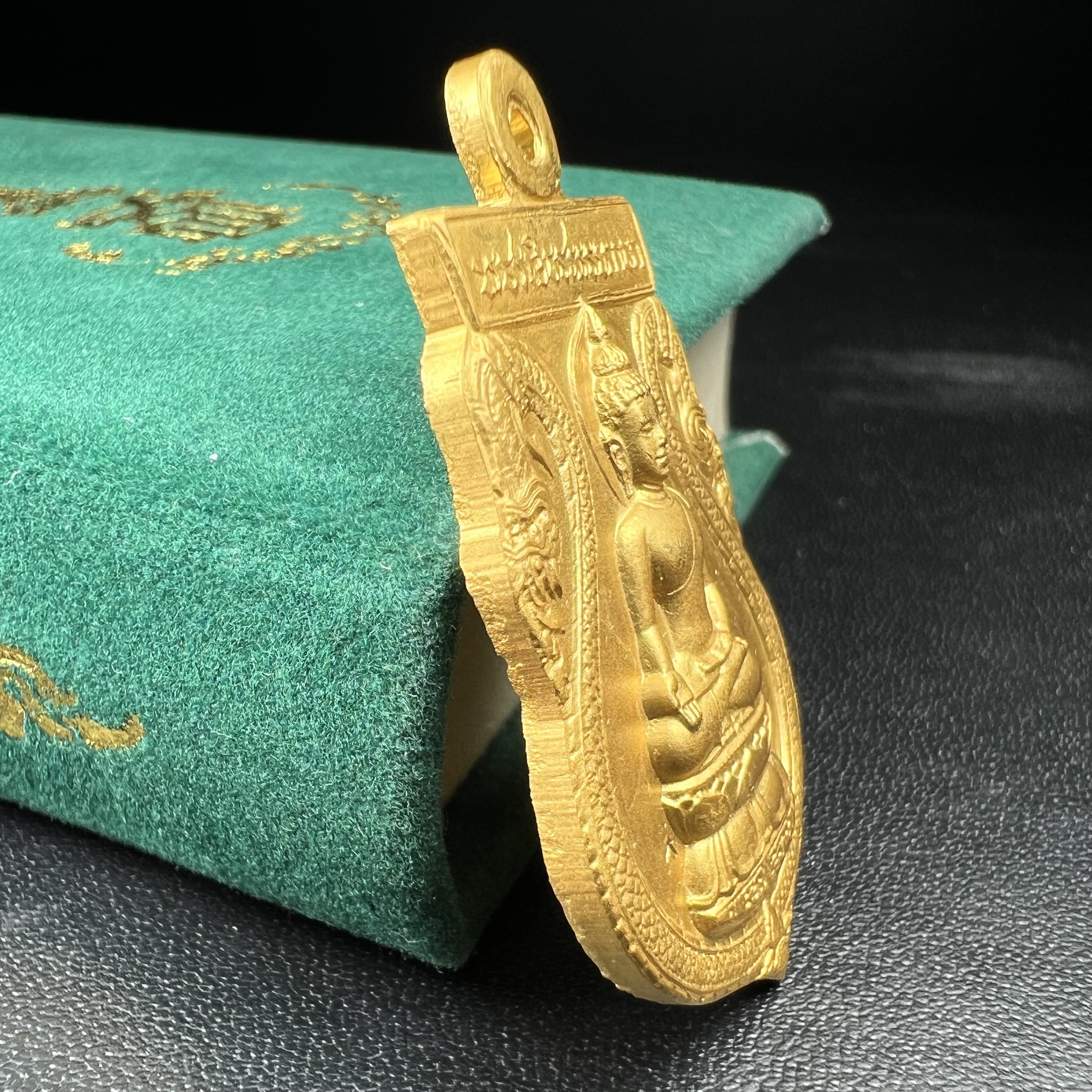 เหรียญพระไพรีพินาศ ศูนย์จริยศึกษา สธ. สมเด็จพระเทพรัตนราชสุดาฯ สยามบรมราชกุมารี เสด็จพระราชดำเนินทรงประกอบพิธีพุทธาภิเษก ณ พระอุโบสถวัดพระศรีรัตนศาสดาราม วันที่ 27 มีนาคม 2540 เนื้อฝาบาตรกะไหล่ทอง พร้อมกล่องบรรจุเดิม