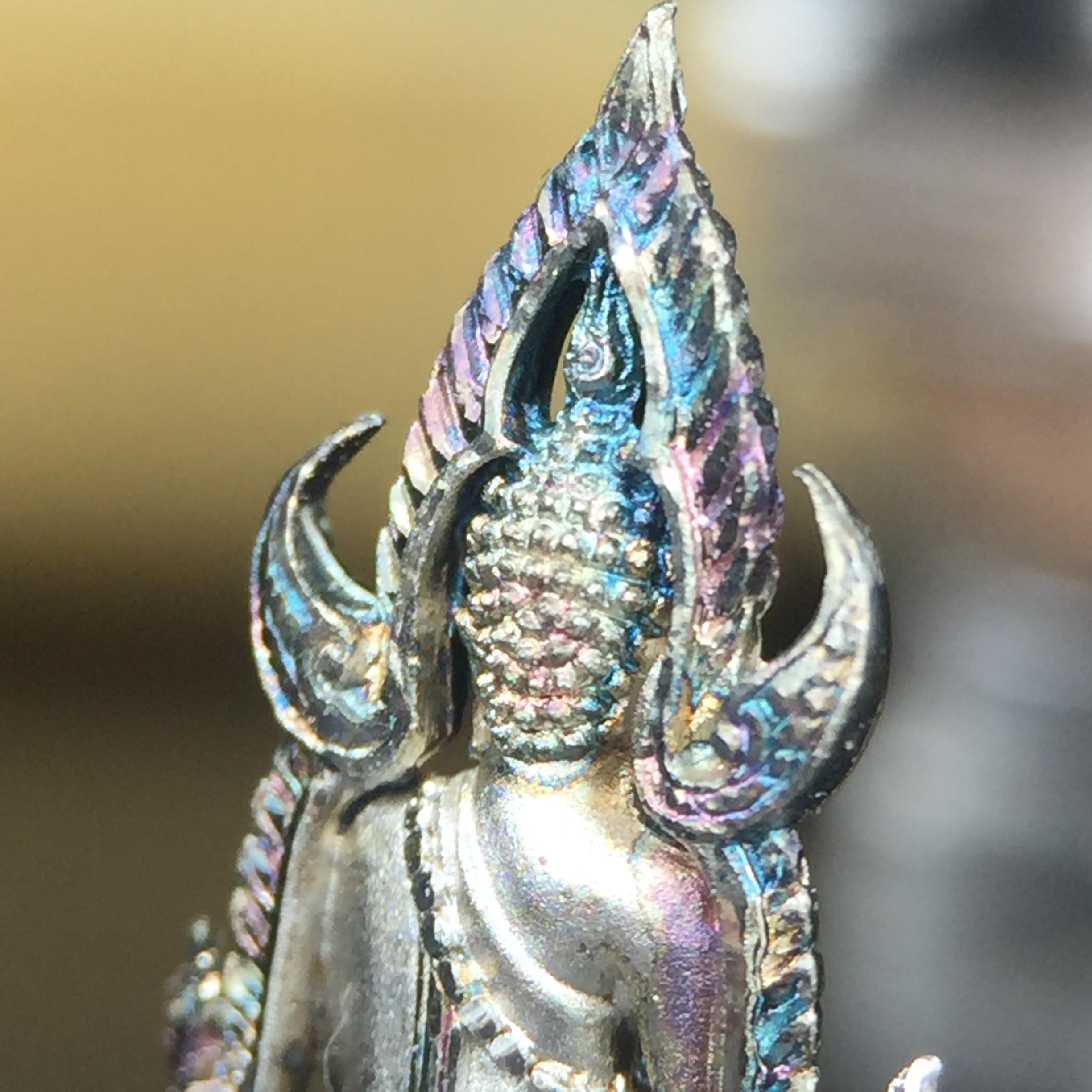 พระพุทธชินราช(จำลอง) ภปร. 84 พรรษา เนื้อเงินชุบทองคำขาว พิมพ์เล็กขนาดหน้าตัก 1/4 นิ้ว (สภาพผิวเดิมสวย ขึ้นสีรุ้งธรรมชาติ แบบนิยม)(พระราชทานมวลสาร จิตรลดาและเส้นพระเจ้า(เส้นผม))พุทธศิลป์ทรงคุณค่าอีกหนึ่งรุ่นยอดนิยม