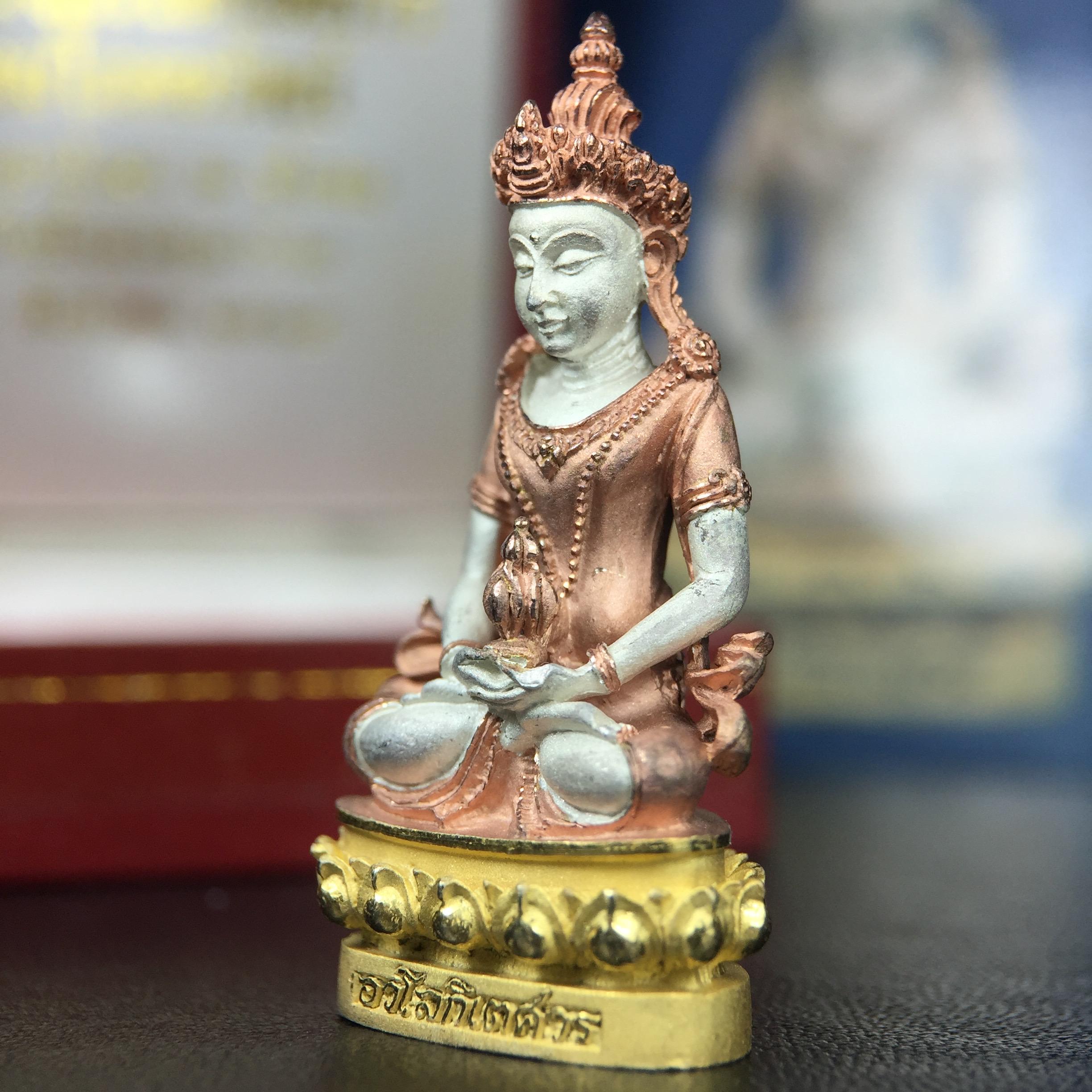 พระกริ่งอวโลกิเตศวร ( เจ้าแม่กวนอิม ) วัดโพธิ์แมนคุณาราม เนื้อเงิน 3 กษัตริย์ พ่นทราย รุ่นอุดมโภคทรัพย์ พ.ศ.2539(ผิวสวยเดิมพร้อมกล่องบรรจุการ์ดใบรับรองเดิมครบ) (อีกหนึ่งรุ่นยอดนิยม พุทธศิลป์สวยงดงาม)