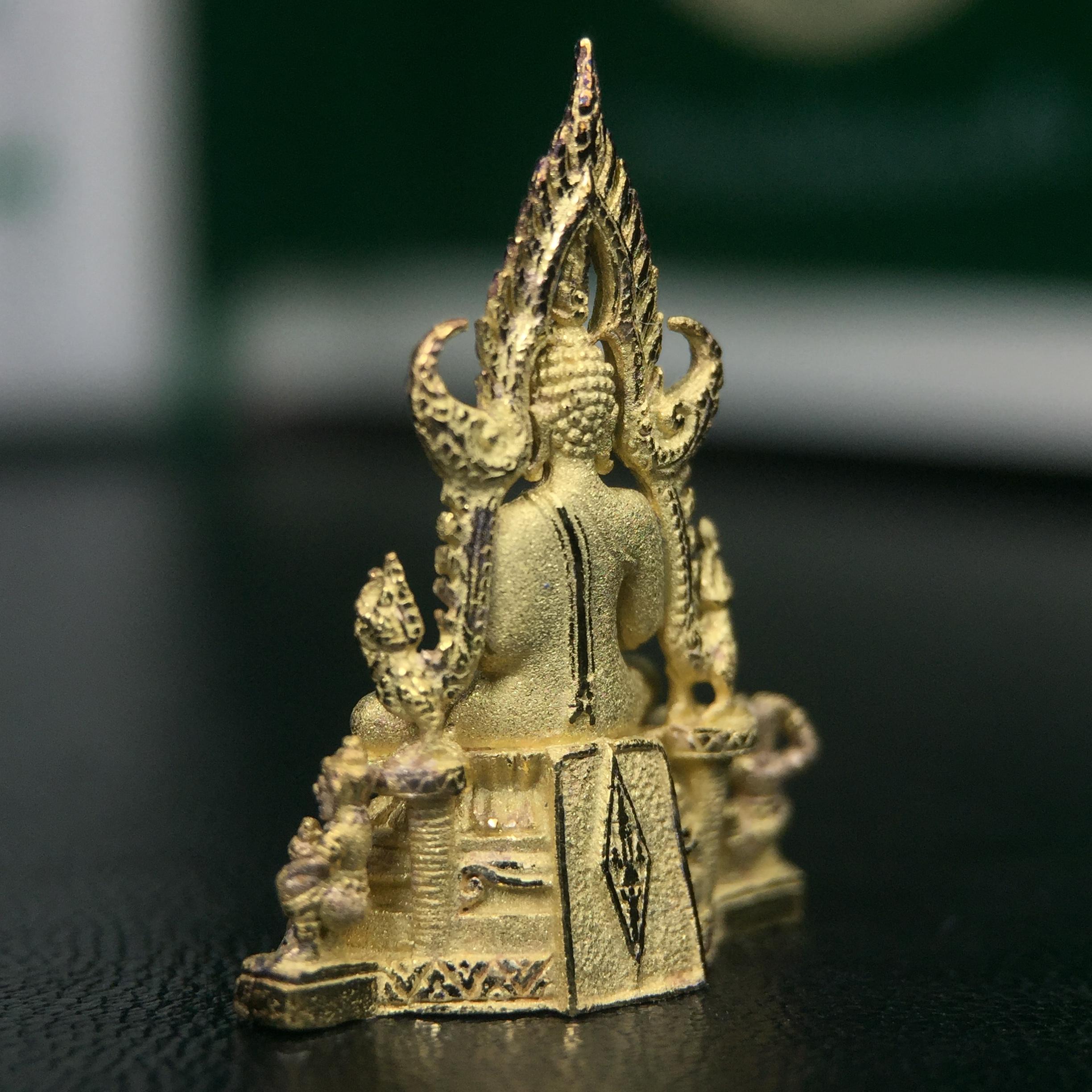 พระพุทธชินราช ภปร. ในวโรกาสพระราชพิธีมหามงคล เฉลิมพระชนมายุ6รอบ 5ธันวาคม2542 มูลนิธิพิทักษ์ดวงตาประชาชน จัดสร้าง เนื้อเงินบริสุทธิ์ 99.9% แบบชุบทองประกายเพชร 3 ไมครอน พิมพ์กลาง ขนาดสูง 2.4 ซม. พร้อมกล่องบรรจุเดิม