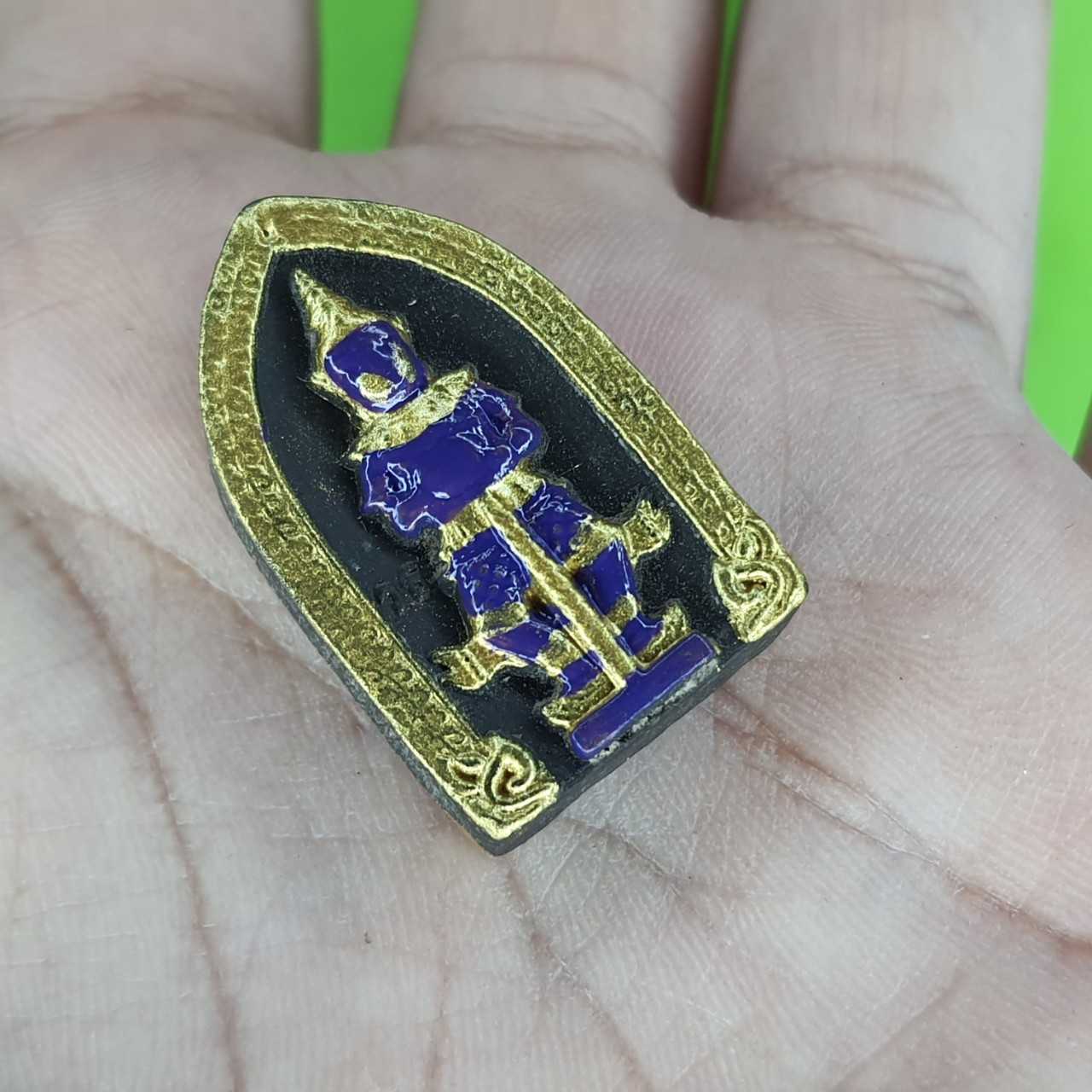 พระเครื่อง ท้าวเวสสุวรรณ เลี่ยมกรอบสีดำ แต่ง สีม่วง รุ่น แก้ปีชง รวยไม่จบ จนไม่เป็น ภัยไม่มี ท้าวเวสสุวรรณ พระแท้ ท้าวเวสสุวัณ