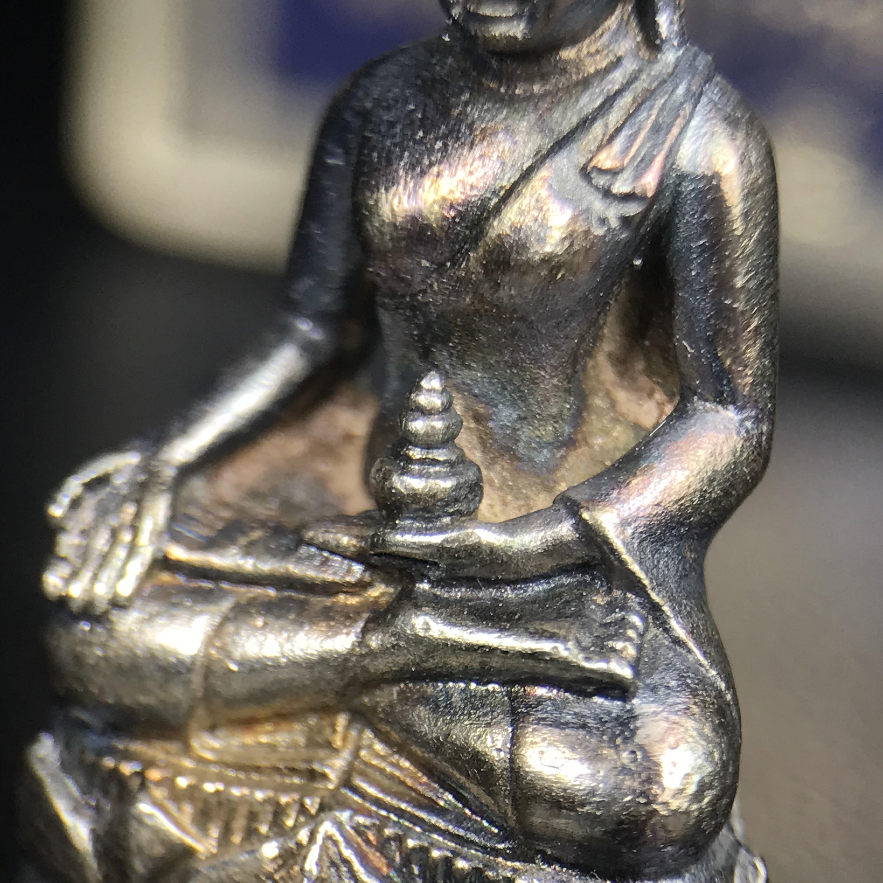 พระกริ่งไพรีพินาศ ภปร. รุ่นแรกของประเทศไทย วัดปทุมวนาราม ปี 2535 เนื้อเงิน(ผิวเดิม ผิวขึ้นรุ้งทั่วองค์ สวย งดงาม)(เข้มขลังทรงอานุภาพยิ่งใหญ่ กำราบศัตรูพ่ายสิ้น) ขนาดสูง 3 ซม. พร้อมกล่องบรรจุเดิมครบสมบูรณ์ (ในหลวงรัชกาลที่9เสด็จเททอง)(1ใน3000องค์)นิยมหายาก