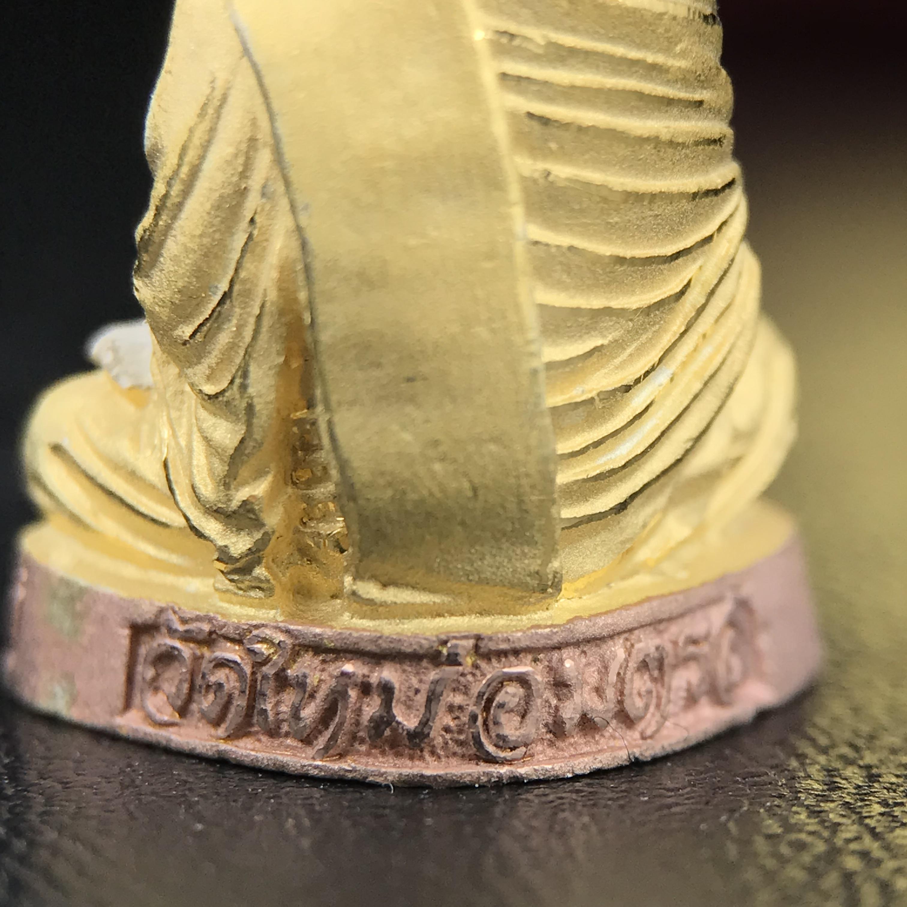 รูปเหมือนสมเด็จพระพุฒาจารย์ (โต พรหมรังสี)วัดใหม่อมตรส บางขุนพรหม ปี2540 รุ่นกาญจนาภิเษก จัดสร้างในวโรกาสที่รัชกาลที่ 9 ทรงครองสิริราชสมบัติ ครบ 50ปี ลอยองค์พิมพ์ใหญ่ เนื้อเงินบริสุทธิ์ 99.9% แบบชุบสามกษัตริย์ขัดเงาบางส่วน พร้อมกล่องบรรจุเดิมครบ