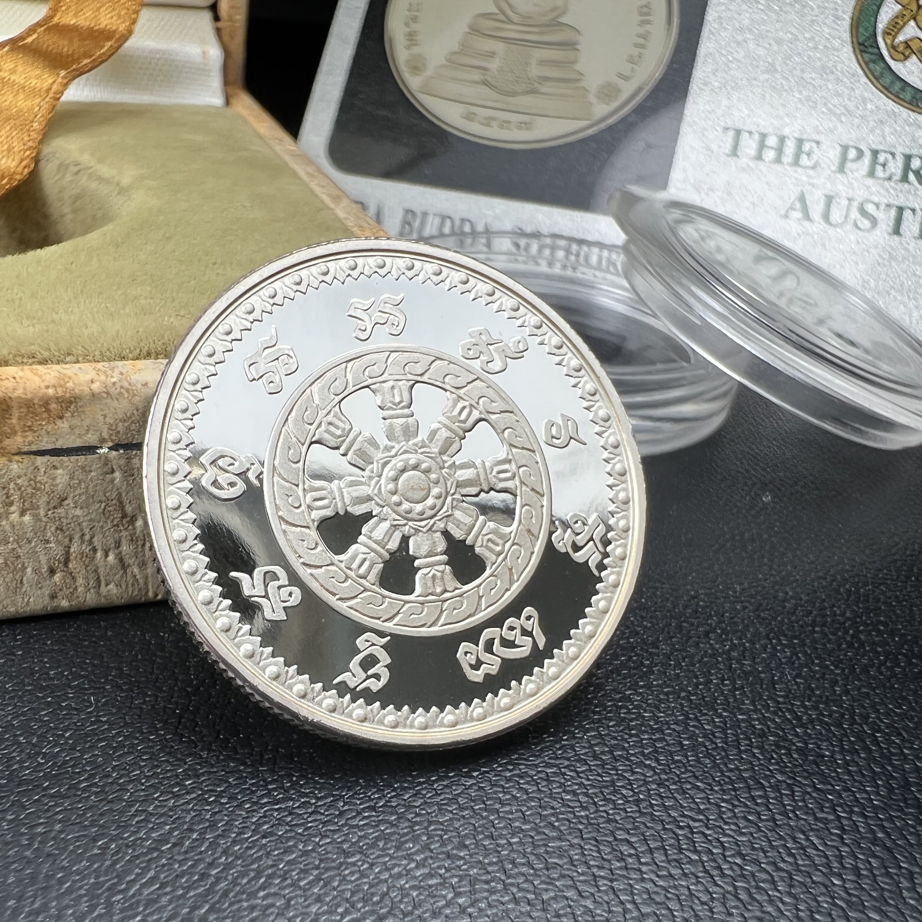 เหรียญพระพุทธโสธร รุ่นนานาชาติ(รุ่นแรก) วัดโสธรวรารามวรวิหาร ปี 2537 หลังพระธรรมจักร เนื้อเงินขัดเงา ขนาด 2.5 มม.สภาพสวยพร้อมกล่องและการ์ดใบรับรองเดิมครบสมบูรณ์(1 ใน 5000 เหรียญ)