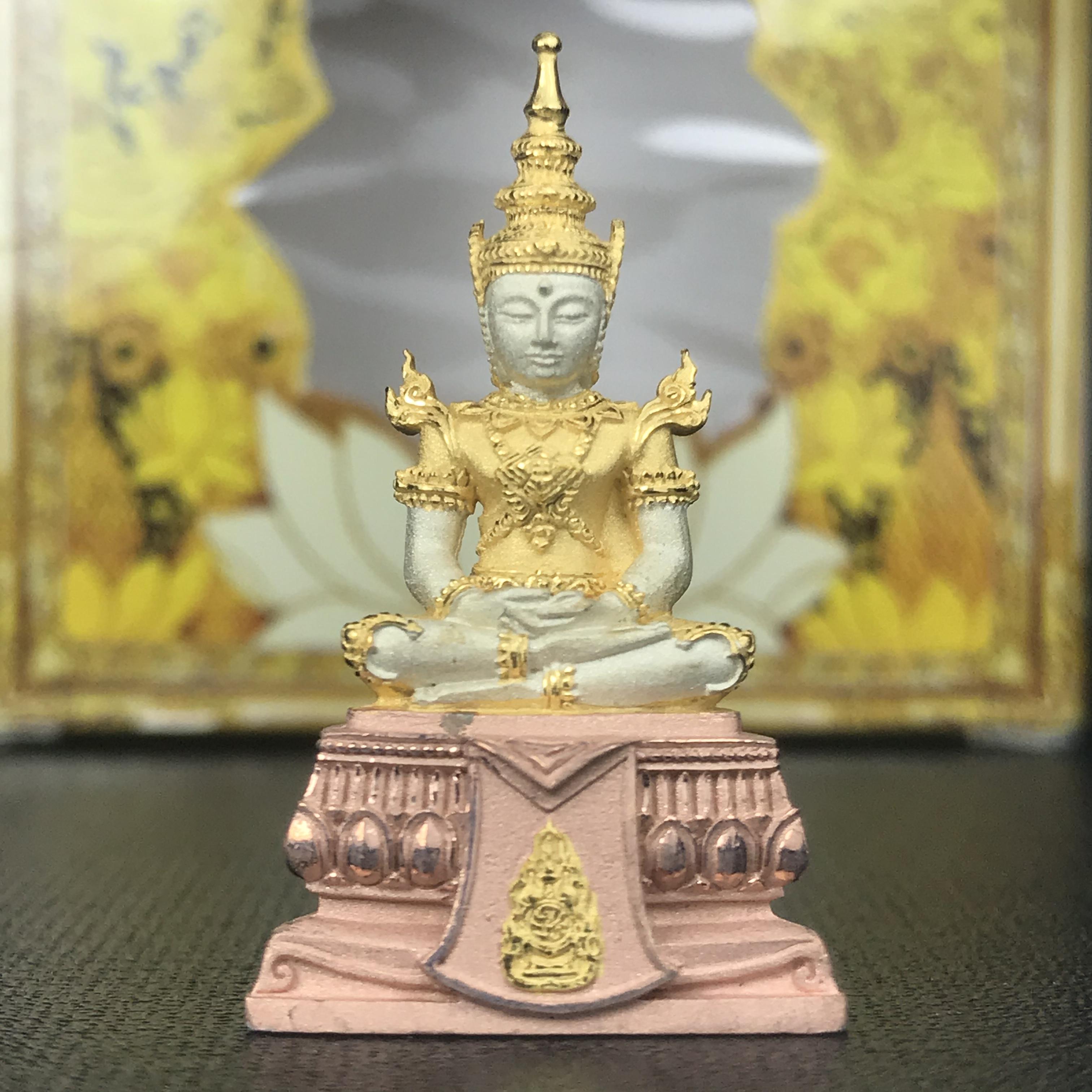 พระแก้วมรกต(จำลอง)ลอยองค์ ขนาดหน้าตัก 1/2 นิ้ว ทรงเครื่องฤดูร้อน เนื้อเงินสามกษัตริย์ ตราสัญลักษณ์ฉลองสิริราชสมบัติ ครบ 60 ปี พ.ศ.2549(สภาพสวย ครบ สมบูรณ์)