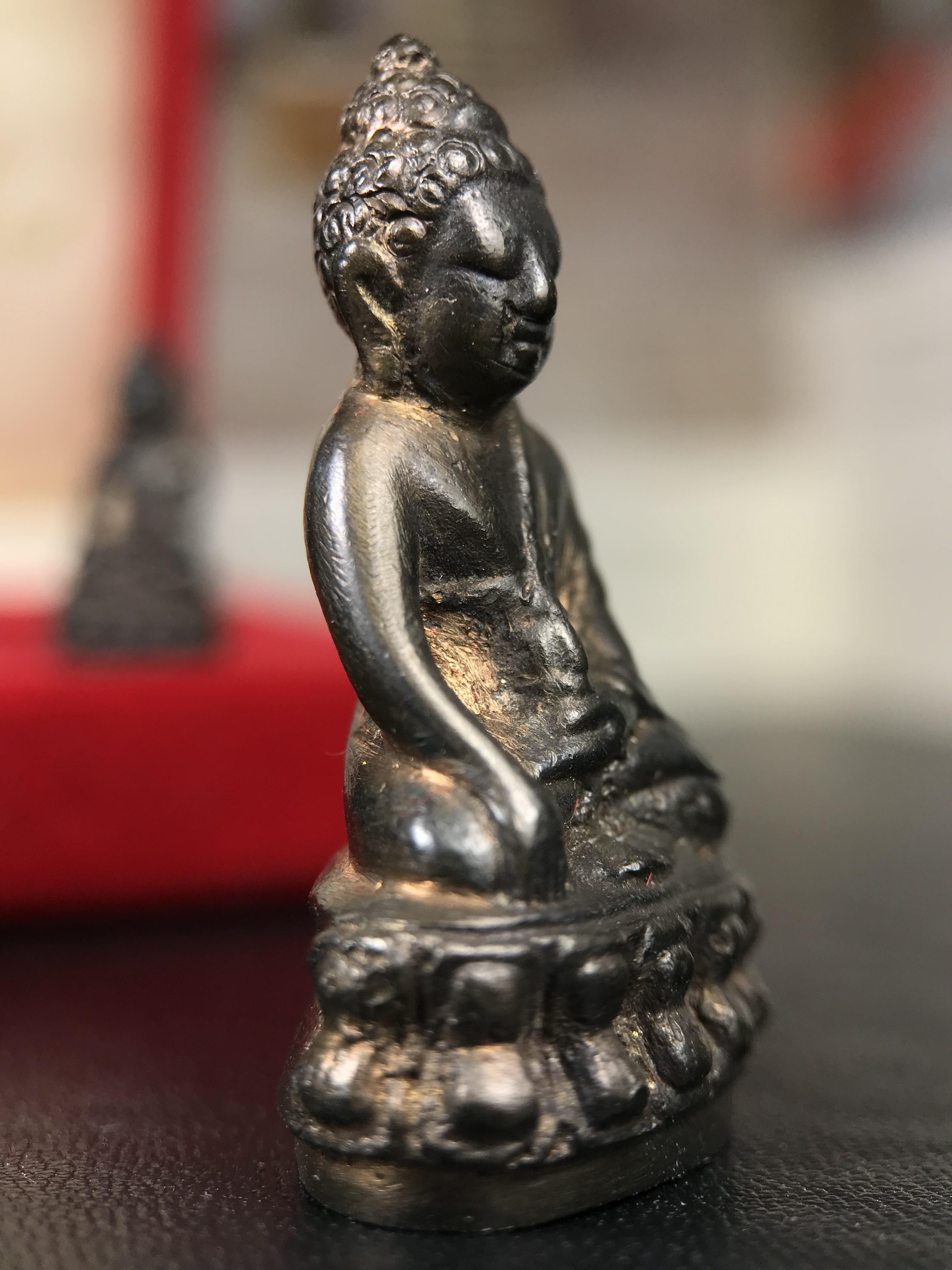 พระกริ่ง-พระชัยวัฒน์ ปวเรศ วัดบวรนิเวศวิหาร ปี 2530 พระบาทสมเด็จพระเจ้าอยู่หัวรัชกาลที่ 9 เจริญพระชนมพรรษา 5 รอบนักษัตริย์(ในหลวง ร.9 เสด็จเททอง)(บรรจุผงจิตรลดาเส้นเกศาในหลวงรัชกาลที่9)พร้อมสูจิบัตรเดิมตอนจัดสร้าง(สภาพสวยครบสมบูรณ์))พิธีใหญ่ รุ่นยอดนิยม