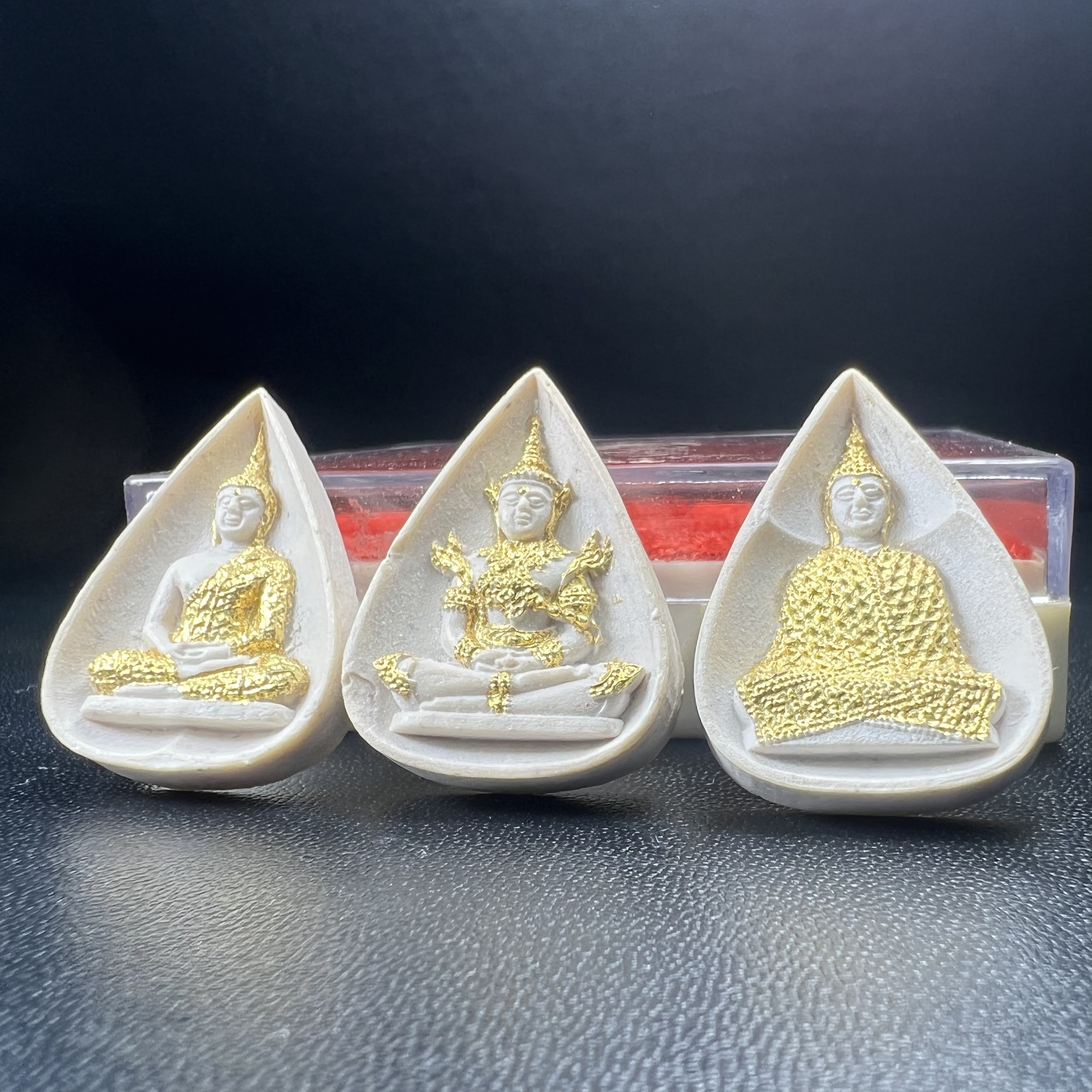 พระแก้วมรกต หลัง ภปร. เนื้อผง ปี2530 พระดี พิธีใหญ่ ประกอบพิธีพุทธาภิเษกพร้อมกับพิธีพระกริ่งปวเรศ ปี2530 วัดบวรนิเวศและวัดพระแก้ว(ครบชุดสามฤดูกล่องเดิมครบ)หายาก