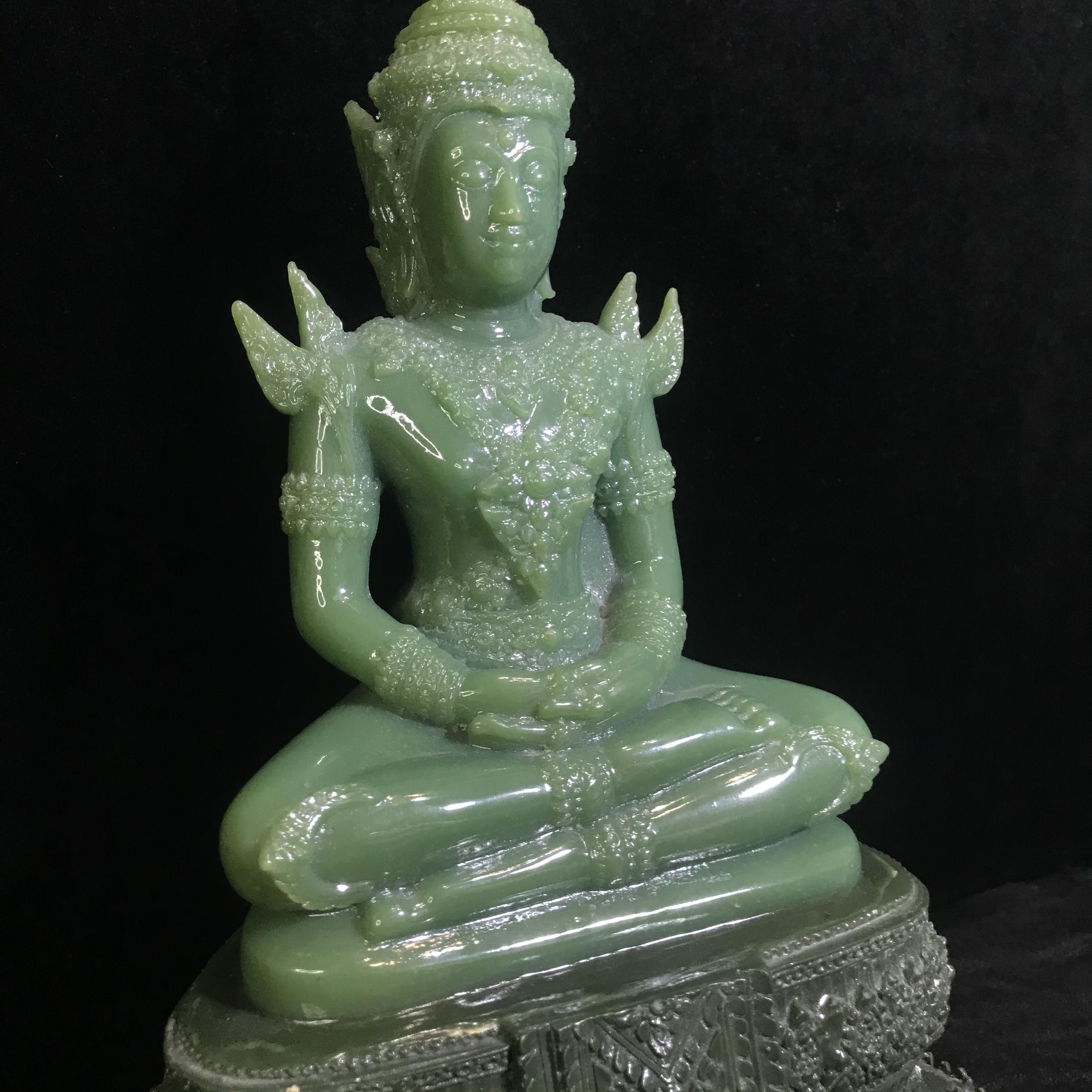 พระพุทธมหามณีรัตนปฏิมากร(พระแก้วมรกต) วัดพระศรีรัตนศาสดาราม สำนักพระราชวัง จัดสร้าง (บรรจุมวลสารใต้ฐาน)ฤดูร้อน ขนาดหน้าตัก 5นิ้ว แบบไม่ปิดทอง(หายาก)