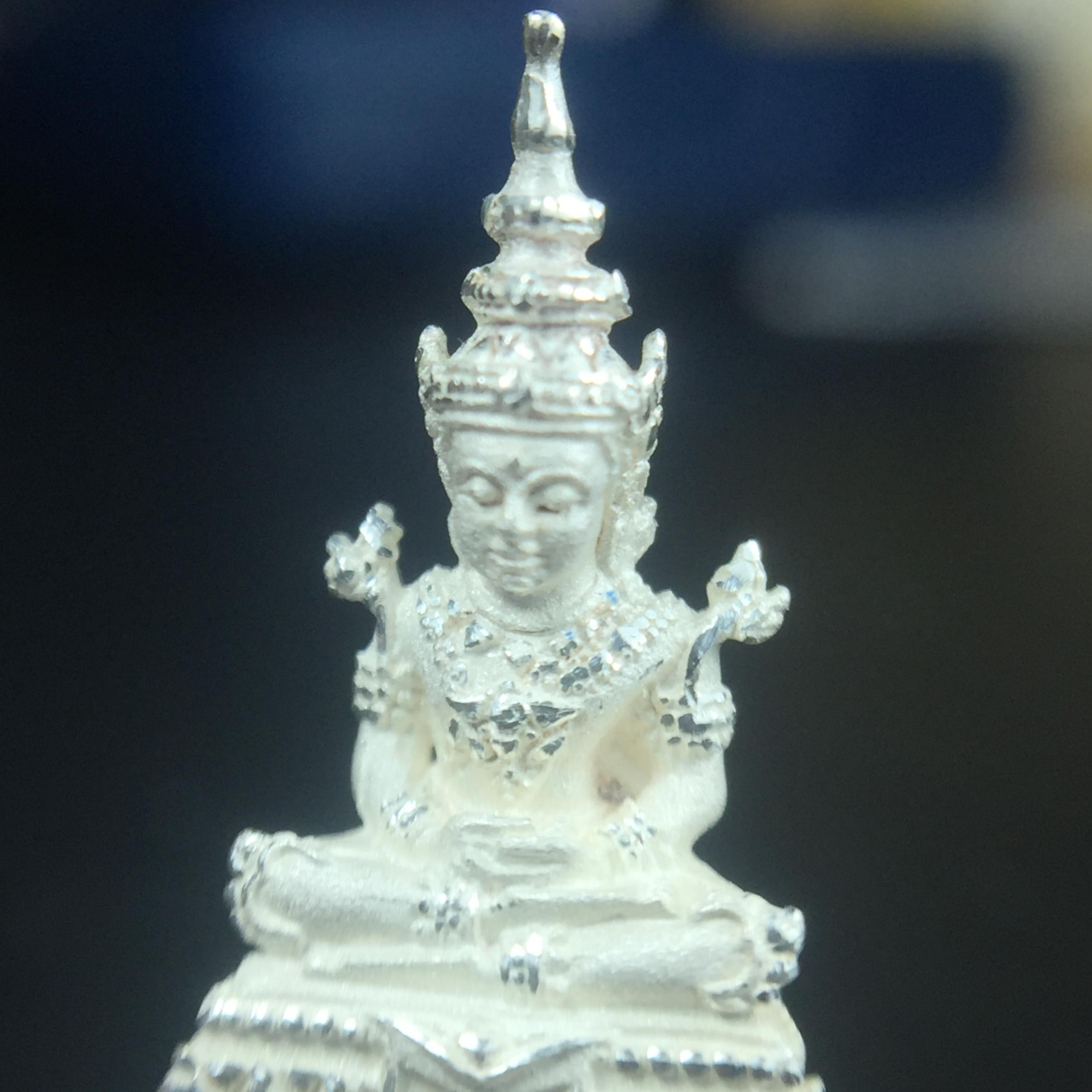 พระแก้วมรกต(จำลอง)ลอยองค์ ขนาดหน้าตัก 1/4 นิ้ว ทรงเครื่องฤดูร้อน เนื้อเงิน ตราสัญลักษณ์ฉลองสิริราชสมบัติครบ 60 ปี พ.ศ.2549