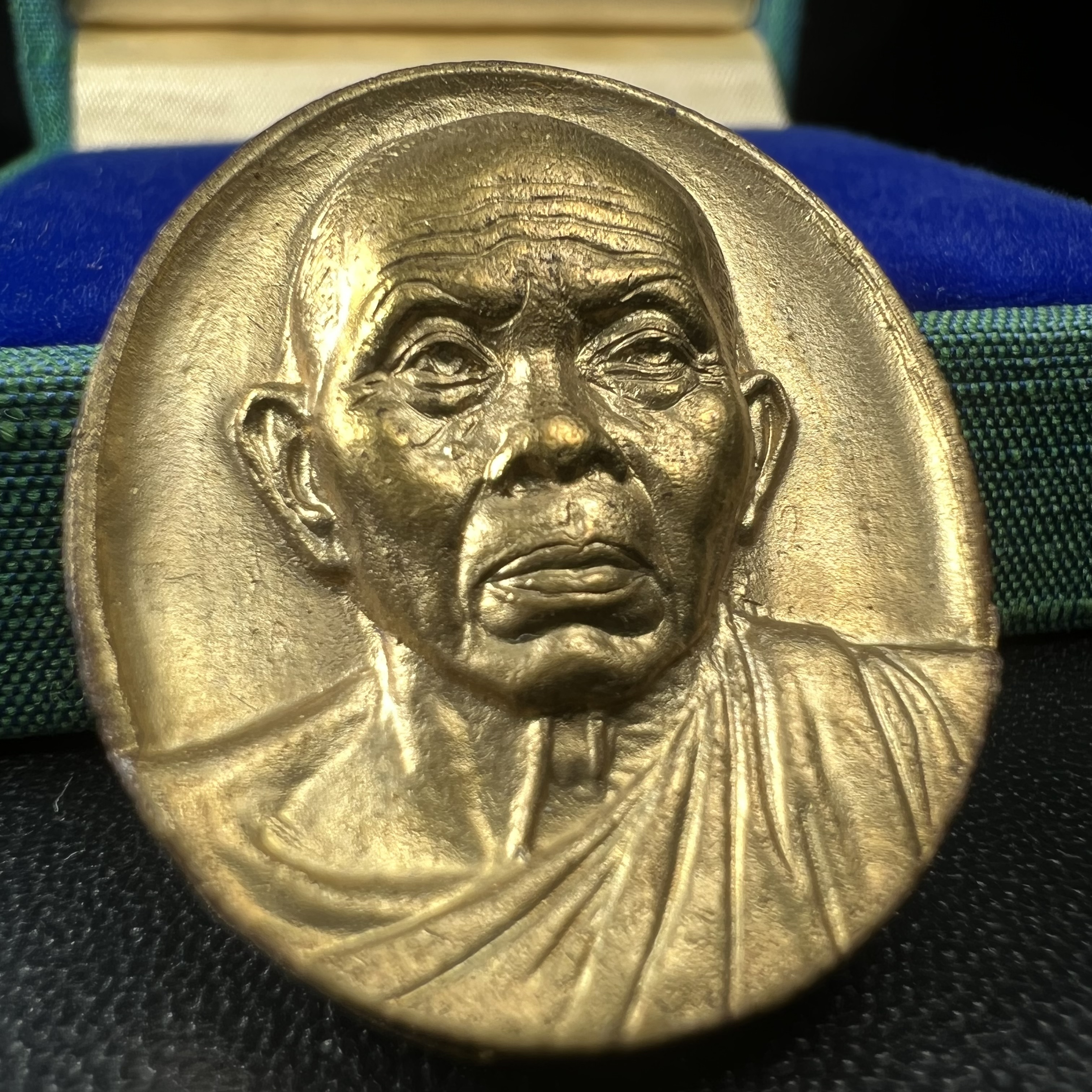 เหรียญรูปเหมือนพระญาณวิทยาคมเถร (หลวงพ่อคูณ ปริสุทโธ)ชุดกาญจนาภิเษกครองราชย์ครบ 50 ปี พิธี มังคลาภิเษก ณ วัดบวรนิเวศวิหาร ปี พ.ศ. 2538(จัดสร้างได้เหมือนหลวงพ่อคูณมาก มีรายละเอียดและความคมชัดสูง ลูกศิษย์ท่านไม่ควรพลาด วิจิตรศิลป์และพุทธศิลป์งดงาม)พิธีใหญ่