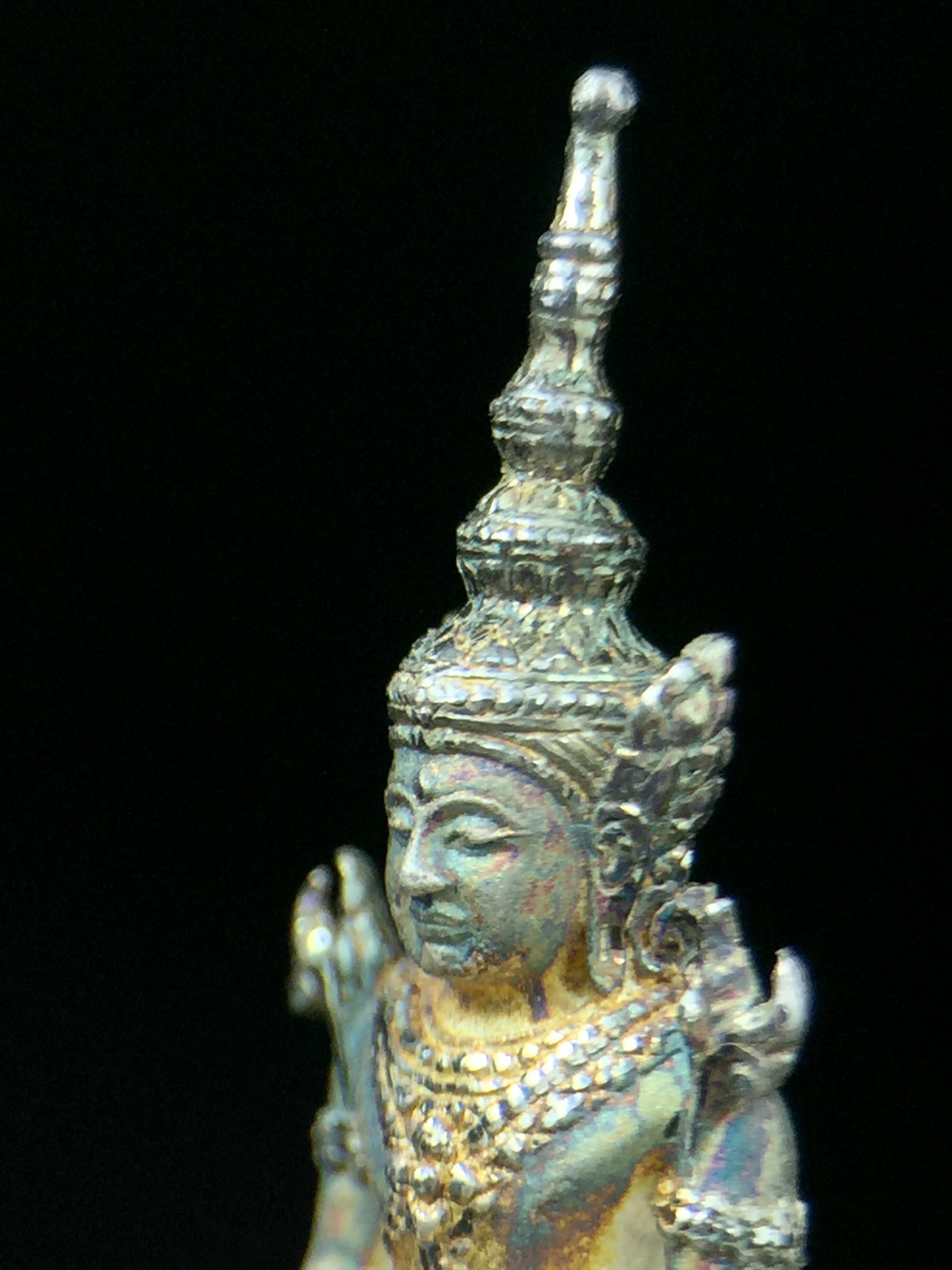 พระแก้วมรกต ภปร. ปี2547 จัดสร้างโดย รพ.ภูมิพลฯ ลอยองค์ หน้าตัก 1/2 นิ้ว เนื้อเงิน(สภาพผิวเดิมขึ้นสีรุ้งธรรมชาติ แบบนิยม สวยมากๆเสน่ห์พระเนื้อเงิน สีสันที่ธรรมชาติสรรค์สร้าง) งดงามทรงคุณค่าอีกหนึ่งรุ่นยอดนิยม หายาก(1ใน3000องค์)