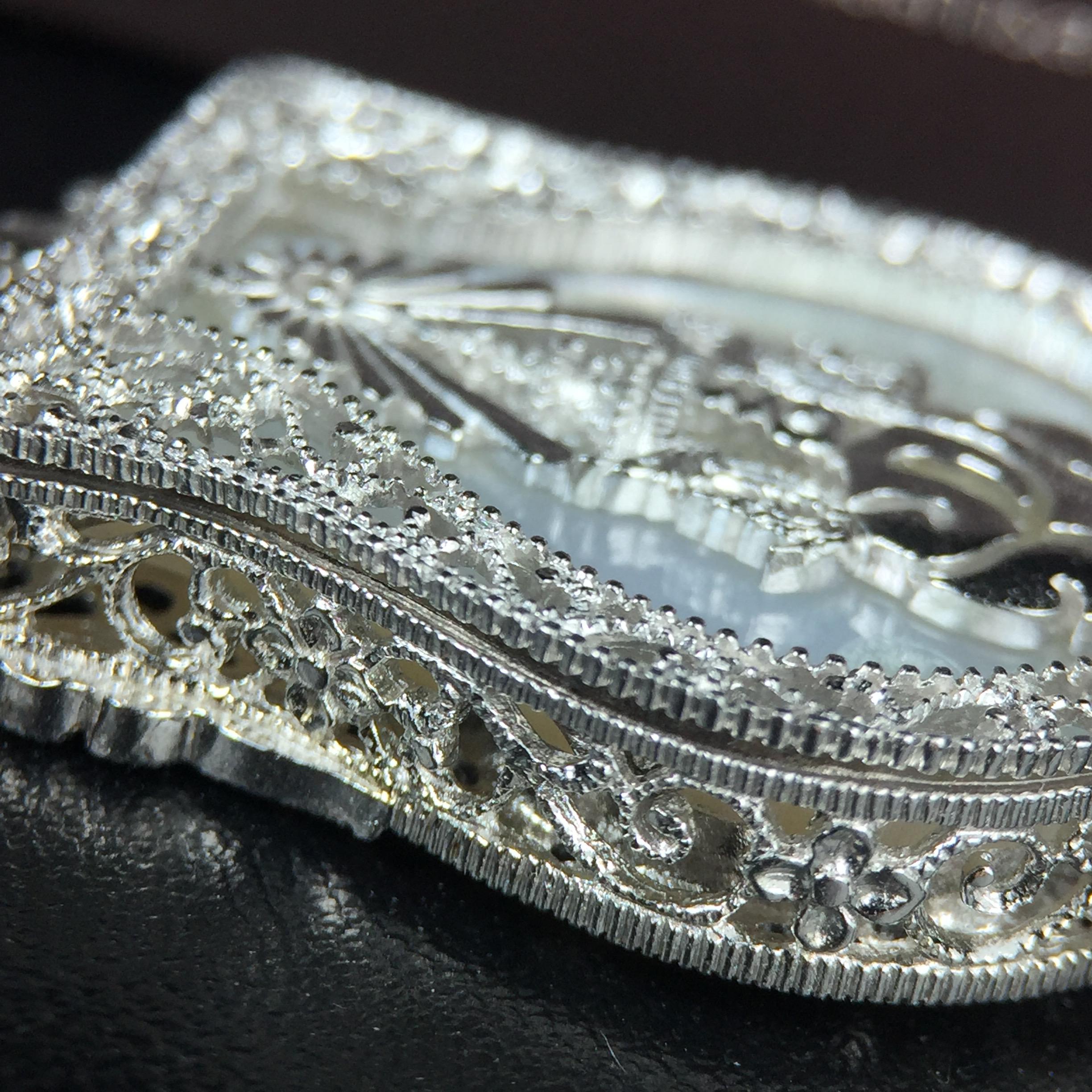 พระพุทธชินราช ภปร. โครงการ "เพราะแผ่นดินนี้ คือ แผ่นดินเกิด" ปี2548(รุ่นแรก) เหรียญทรงเสมา ขนาด 21 x 29 มม.เนื้อเงินสามกษัตริย์ องค์พระชุบสามกษัตริย์ ล้อมด้วยกรอบเงินชุบทองคำขาวสลักเสลาเป็นลวดลายละเอียดอ่อน ส่วนพื้นองค์พระเป็นเปลือกหอยมุขงดงาม