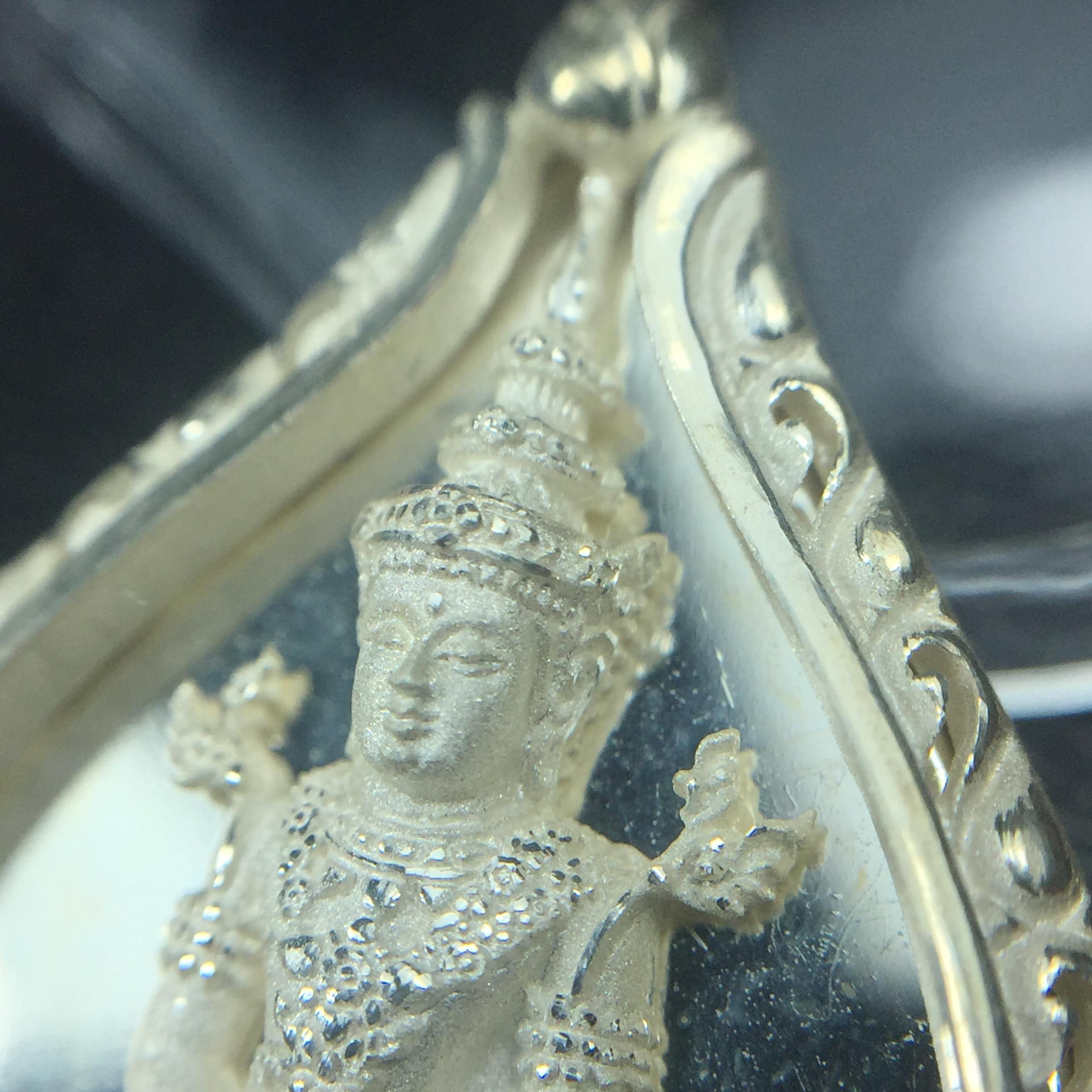 พระแก้วมรกต ภปร. ปี2547 จัดสร้างโดย รพ.ภูมิพลฯ เนื้อเงิน เหรียญทรงดอกบัว(1ใน3000องค์)
