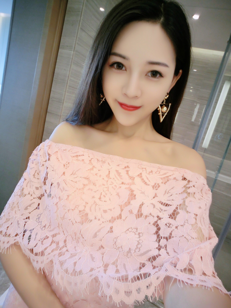 ชุดเดรสสั้นผ้าลูกไม้สีชมพูอมส้ม เปิดไหล่ ส่วนหน้าอกเล่นระบายสวยหรู