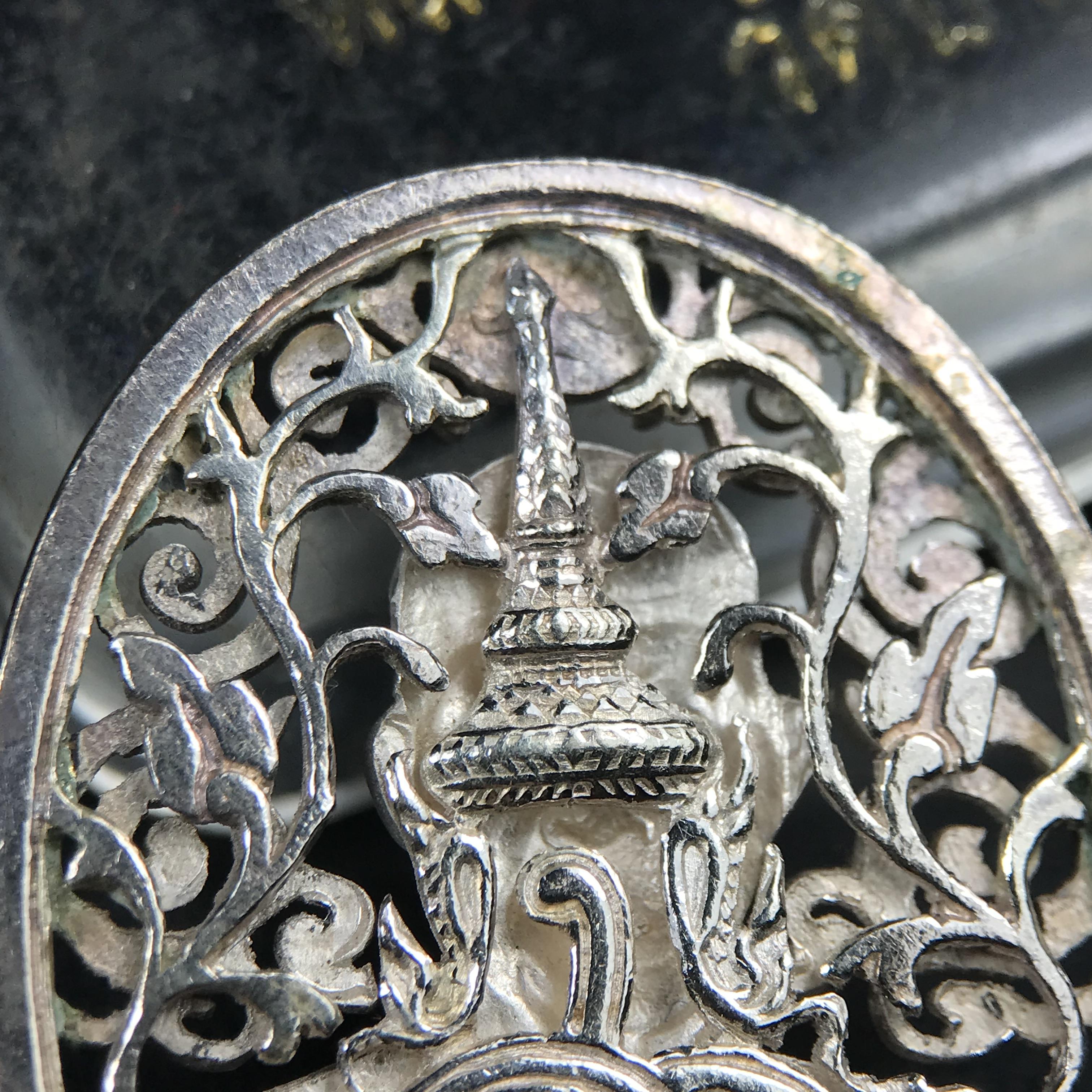 เหรียญหลวงพ่อคูณ ปริสุทโธ วัดบ้านไร่ รุ่น สก. ปี 2536 พิมพ์ลายฉลุ เนื้อเงิน(สวย งดงาม หายาก) งานมหามงคลเฉลิมพระชนมพรรษา 5 รอบ สมเด็จพระบรมราชินีนาถ จัดสร้างโดย กองพลทหารราบที่๒ ทหารเสือราชินี รักษาพระองค์ (พิธีใหญ่ ประวัติชัดเจน อีกหนึ่งรุ่นยอดนิยม)