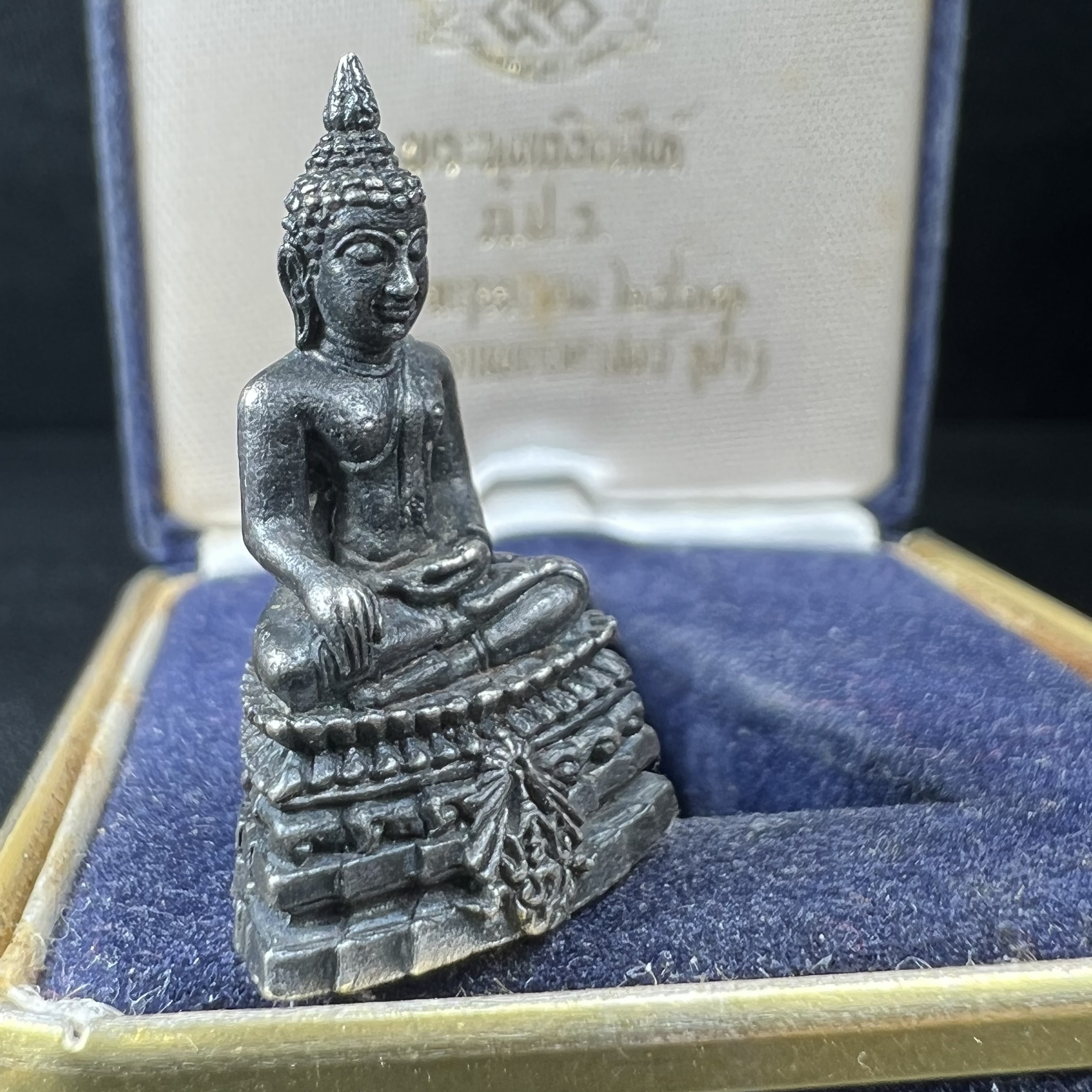 พระกริ่งพระพุทธชินสีห์ ภปร ทันโตเสฏโฐ ปี 2533 เนื้อเงิน (วัตถุมงคลหนึ่งเดียวที่บรรจุพระทนต์(ฟัน)ในหลวงรัชกาลที่9 พระราชทานให้จัดสร้าง)(1ใน1999องค์)