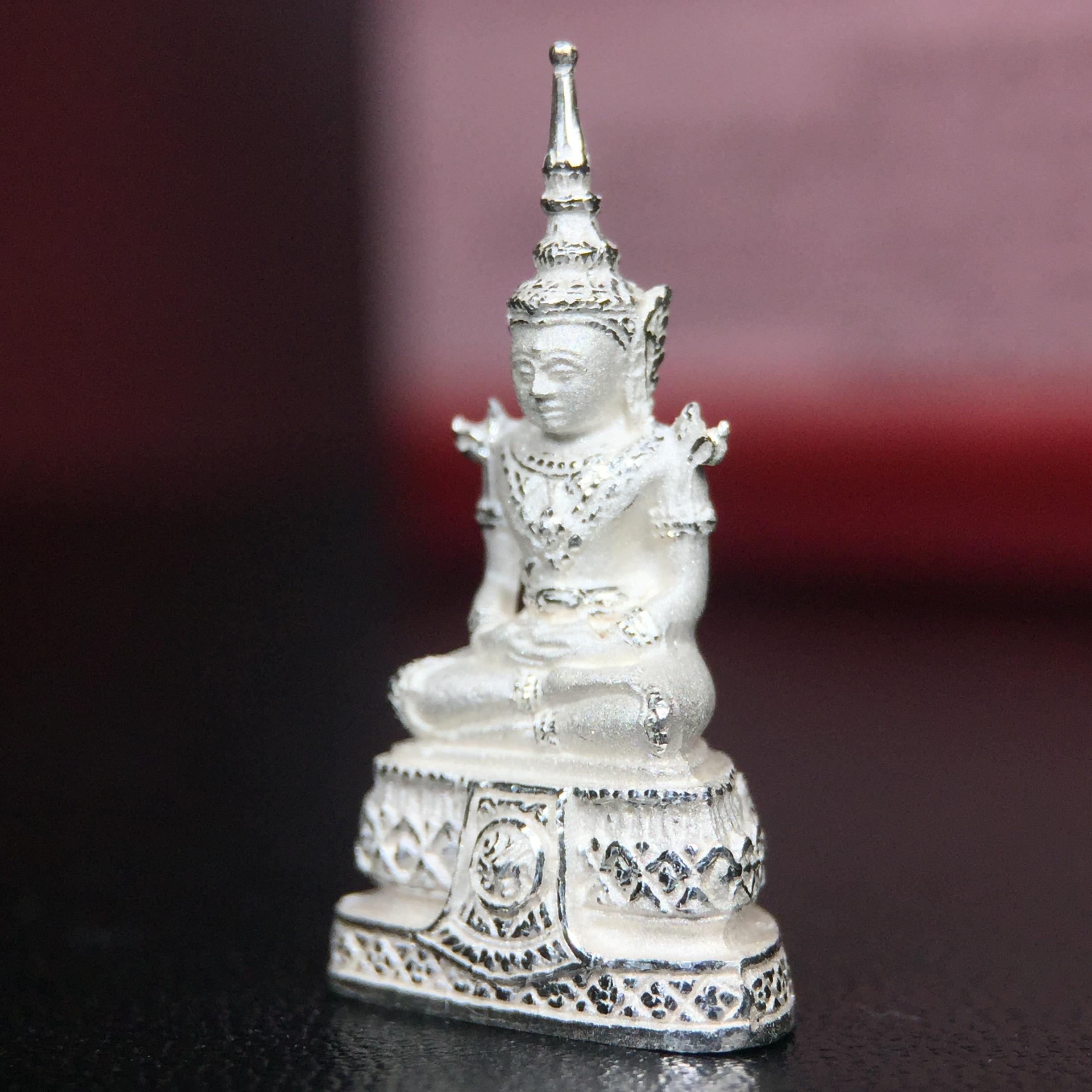 พระแก้วมรกต ภปร.(รุ่นแรก) ปี2545 จัดสร้างในมหาวโรกาส พระบาทสมเด็จพระเจ้าอยู่หัวรัชกาลที่ 9 ครบรอบ 75 พรรษา และฉลองกรุงรัตนโกสินทร์ครบ 220 ปี พิมพ์ลอยองค์เล็ก เนื้อเงินบริสุทธิ์ 92.5% ขนาด 10*19 มม. พร้อมกล่องบรรจุเดิม สวยครบสมบูรณ์(องค์หมายเลข 2541)