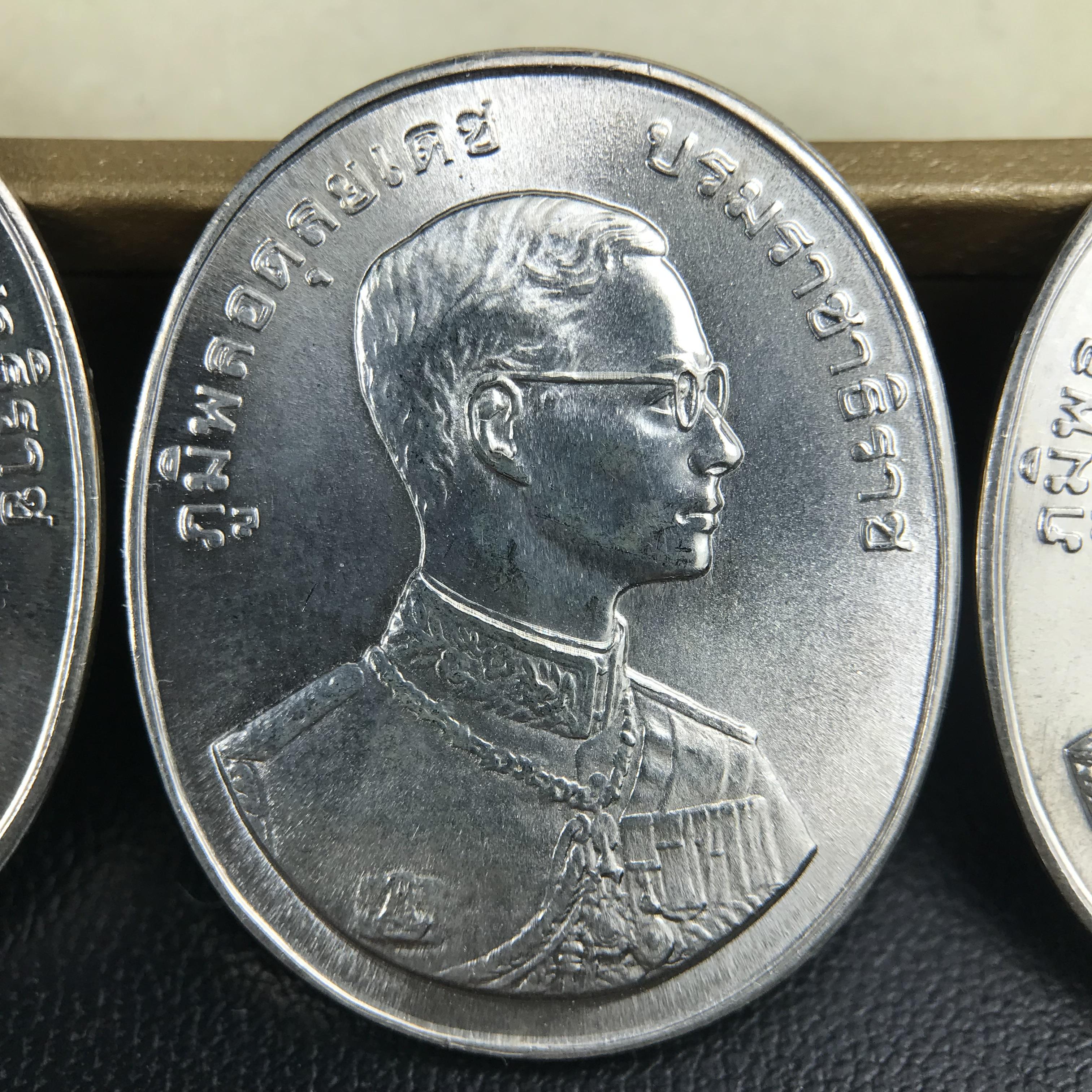 ชุดเหรียญพระพุทธปัญจภาคี ปี 2539 ครบชุด 5 เหรียญ พิมพ์ใหญ่ขนาดสูง 3 ซม. เนื้อเงิน โค๊ต ง.(เงิน) บล็อกกษาปณ์ พร้อมกล่องบรรจุซีนซองเดิมครบสภาพสวย เนื่องในมหามงคลวโรกาสที่ในหลวงรัชกาลที่ 9 ทรงครองสิริราชสมบัติครบ 50ปี พิธีใหญ่ ณ พระอุโบสถวัดพระแก้ว