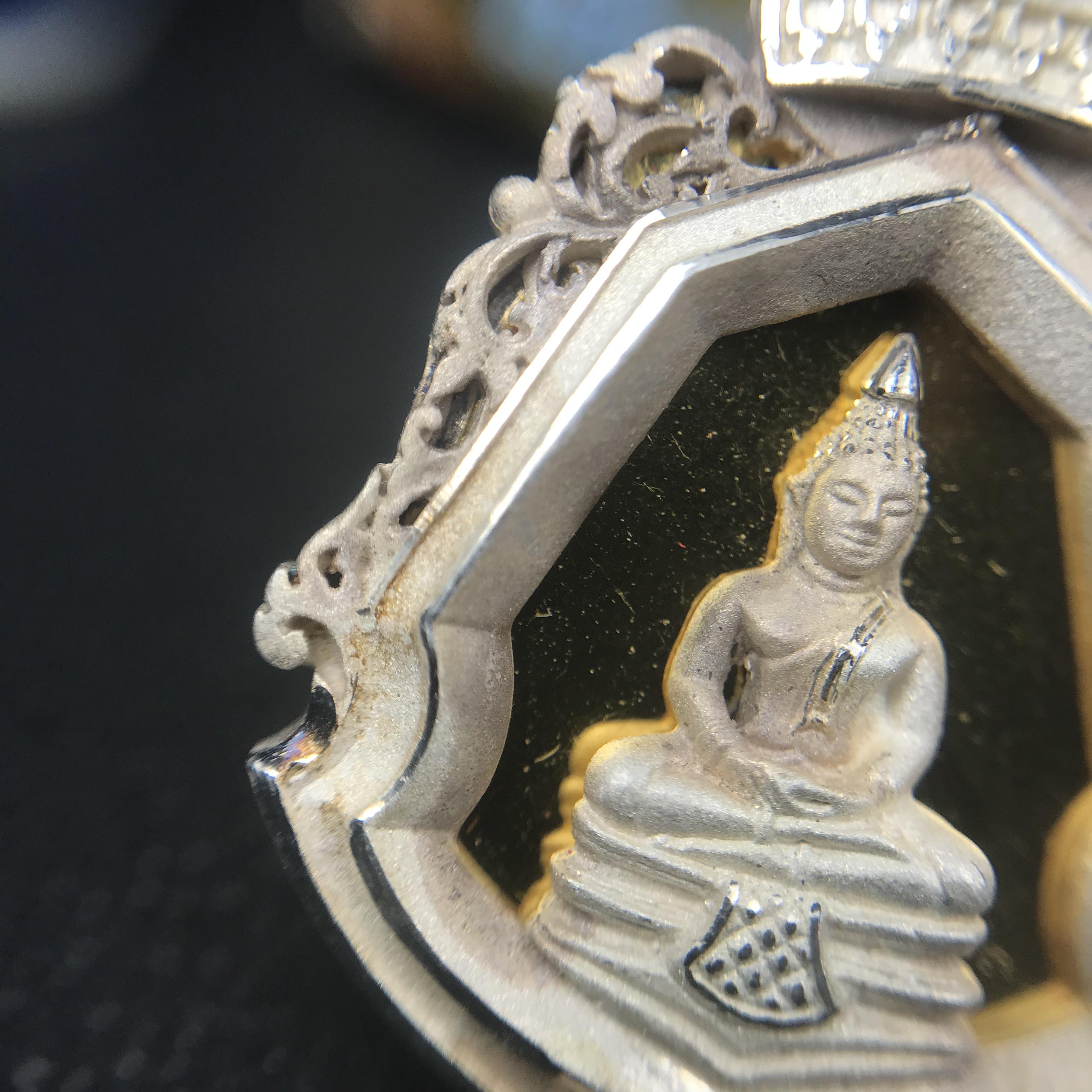 พระพุทธโสธร รุ่นมหามงคล ปี 2547 เหรียญหล่อพระพุทธโสธรลายไทย พระนามย่อ ญ.ส.ส. (พิมพ์ใหญ่) สูง 2.9 ซม.เนื้อเงินพ่นทรายขัดเงา พร้อมกล่องบรรจุเดิมครบ(1ใน 2,499องค์)