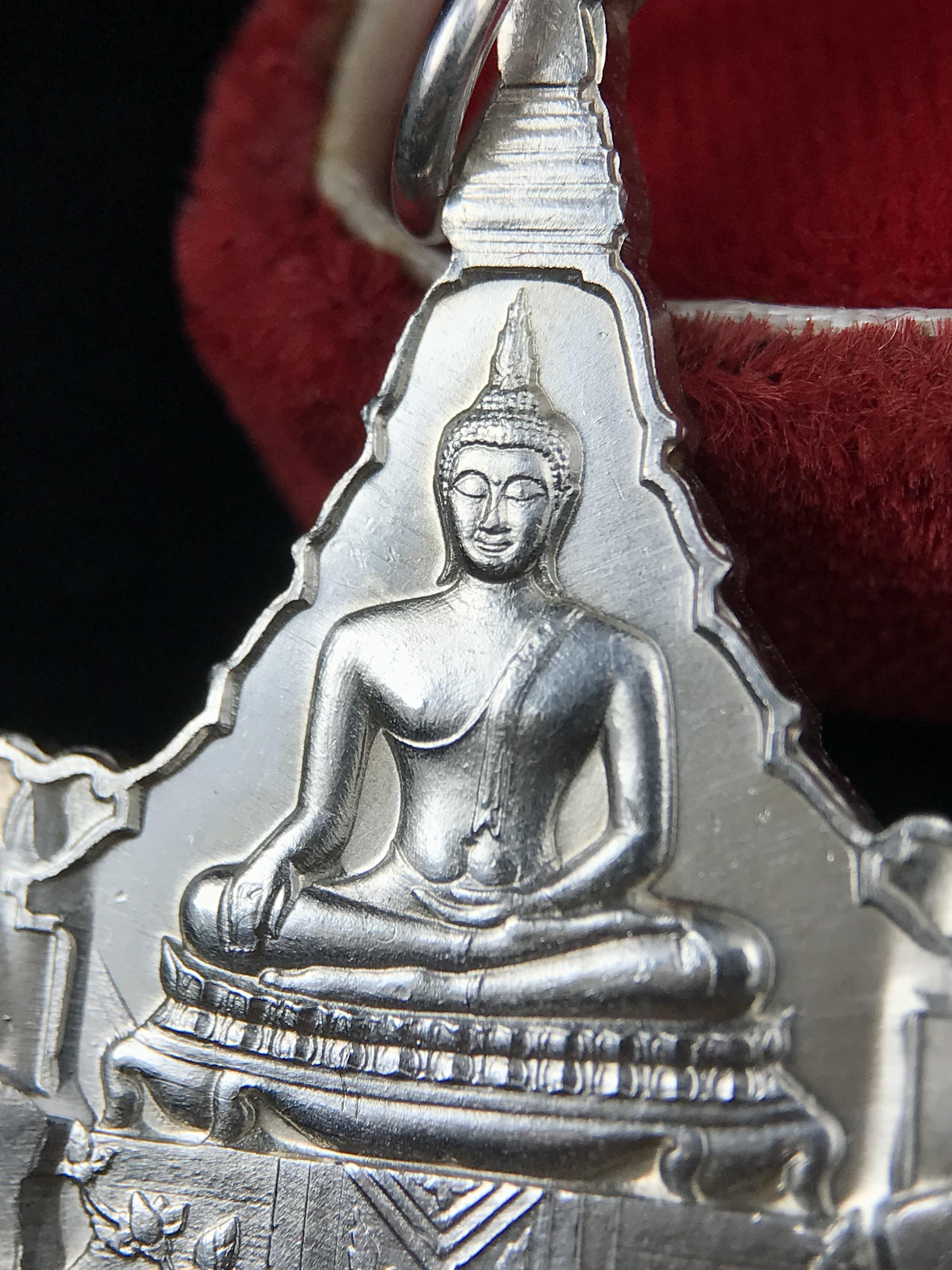 เหรียญพระพุทธญาณนเรศวร์ รุ่นแรก หลังพระปรมาภิไธย ภปร.และ สก.วัดญาณสังวราราม จ.ชลบุรี ปี 2527 เนื้อเงิน(ผิวขาว สวย ใส)ขนาด 2.3 x 3.8 ซม. พร้อมกล่องกำมะหยี่เดิมครบสมบูรณ์ สมเด็จพระญาณสังวร ประธานในพิธีมหาพุทธาภิเษก(เนื้อเงินพบเจอน้อย หายาก)