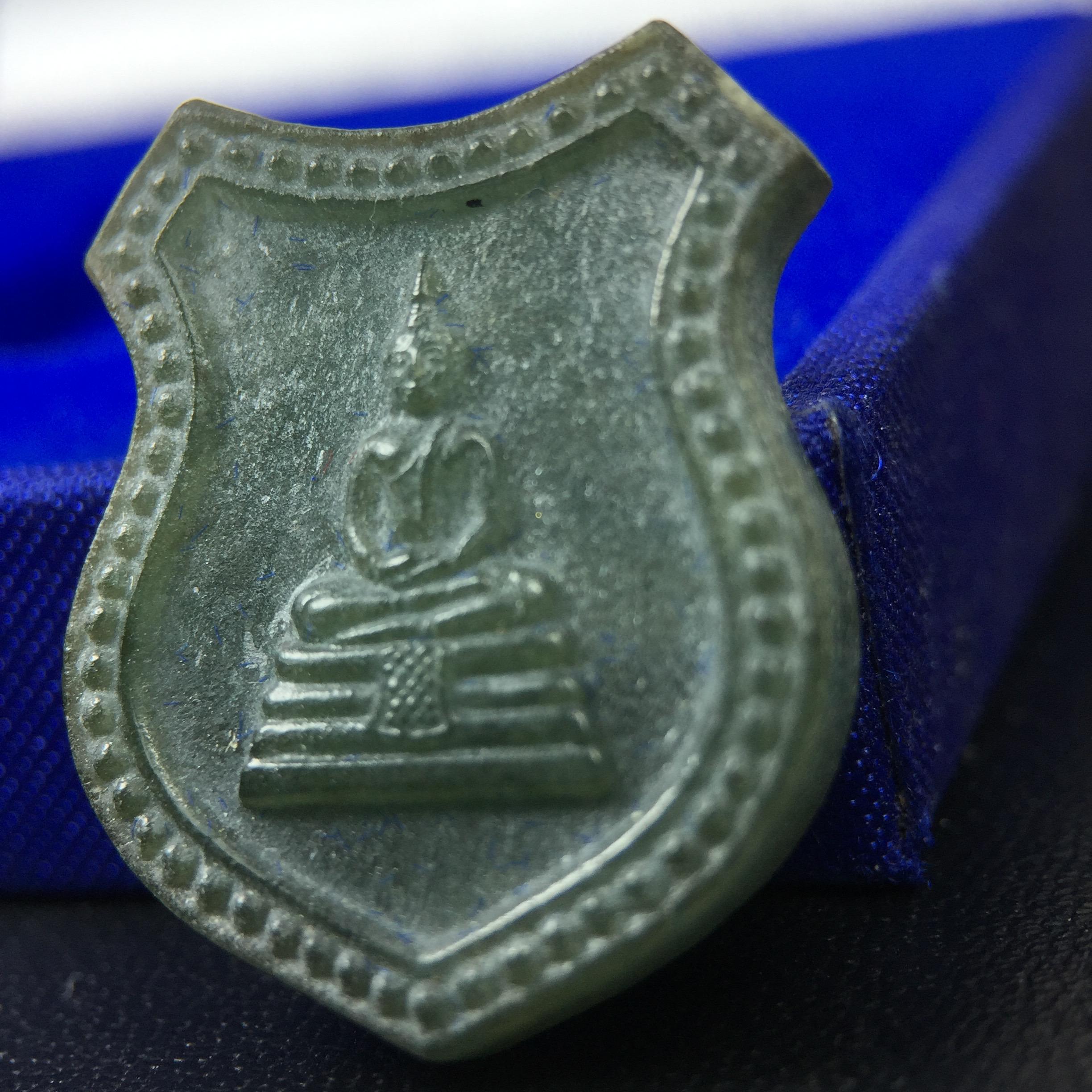 พระพุทธโสธร เนื้อหยก(รุ่นแรก)รุ่นประวัติศาสตร์ พุทธาภิเษก วันที่ 3 กันยายน พ.ศ.2543 ณ พระอุโบสถวัดโสธรวรารามวรวิหาร อ.เมือง จ.ฉะเชิงเทรา พิมพ์รูปอาร์มด้านหลังพระมีโค๊ตแผ่นทองคำแท้กำกับทุกองค์พร้อมกล่องบรรจุและบัตรรับรองเดิมครบชุด (1 ใน 3999 องค์)นิยมหายาก