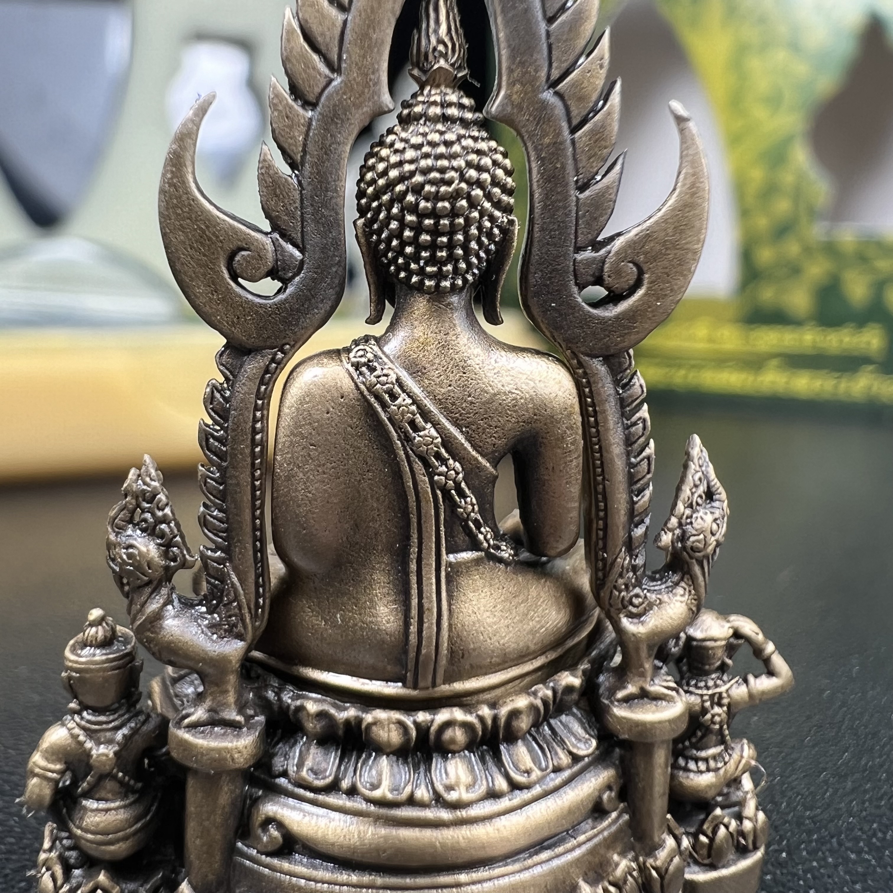 พระพุทธชินราช(จำลอง) ภปร. 84 พรรษา ปี 2554 เนื้อบรอนซ์รมดำซาติน พิมพ์กลางขนาดหน้าตัก 1/2 นิ้ว(พระราชทานมวลสาร จิตรลดาและเส้นพระเจ้า(เส้นผม)รัชกาลที่9)พุทธศิลป์ทรงคุณค่าอีกหนึ่งรุ่นยอดนิยม(หมายเลขสวย ๑๘๑))