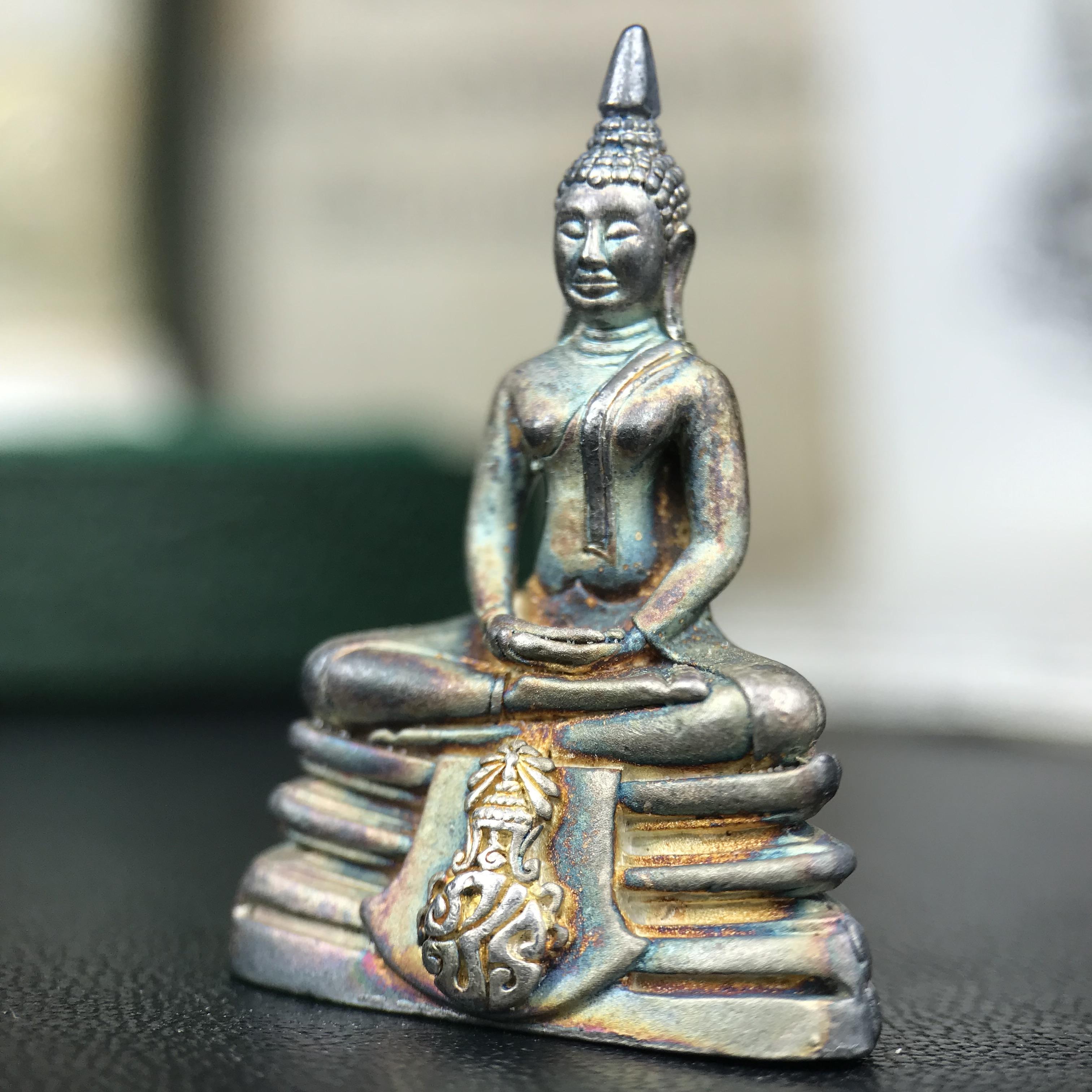 พระพุทธโสธร ภปร. รุ่นย้อนยุค สร้างพระอุโบสถ สมาคมชาวฉะเชิงเทรา จัดสร้าง ปี 2539 วโรกาสครองสิริราชสมบัติครบ 50 ปี เนื้อเงินทรายนวลขัดเงาบางส่วน(สภาพผิวเดิม ขึ้นสีรุ้งธรรมชาติ เก่าเก็บอย่าดี สวยมาก แบบนี้หายาก) พร้อมกล่องบรรจุและใบรับรองเดิม