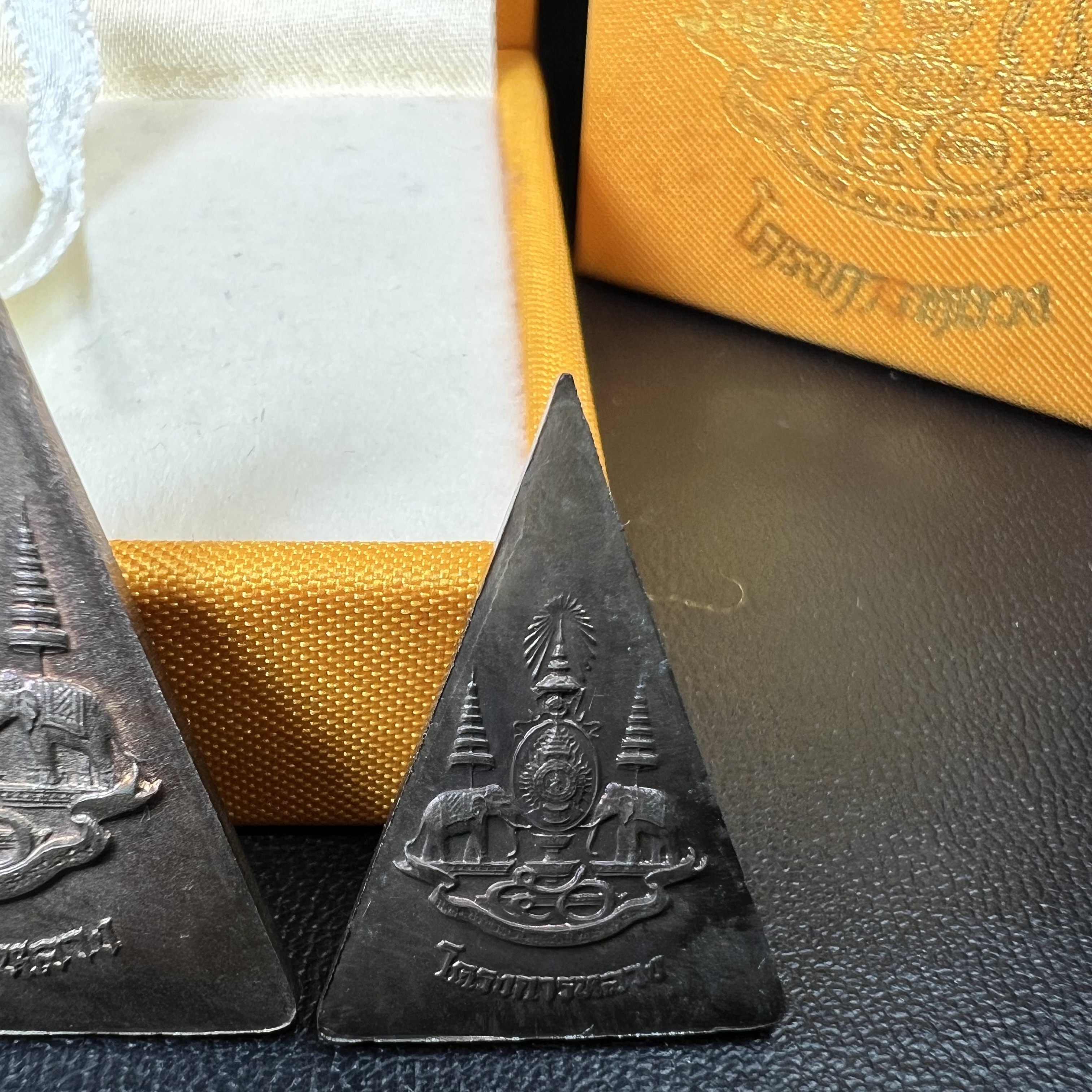 พระพุทธนวราชบพิตร พระพิมพ์จิตรลดา โครงการหลวง ปี2539 (พิมพ์ใหญ่+พิมพ์เล็ก) เนื้อนวโลหะ พร้อมกล่องบรรจุเดิม พิธีใหญ่ ปลุกเสกวัดพระแก้ว(1ชุด 2 องค์)