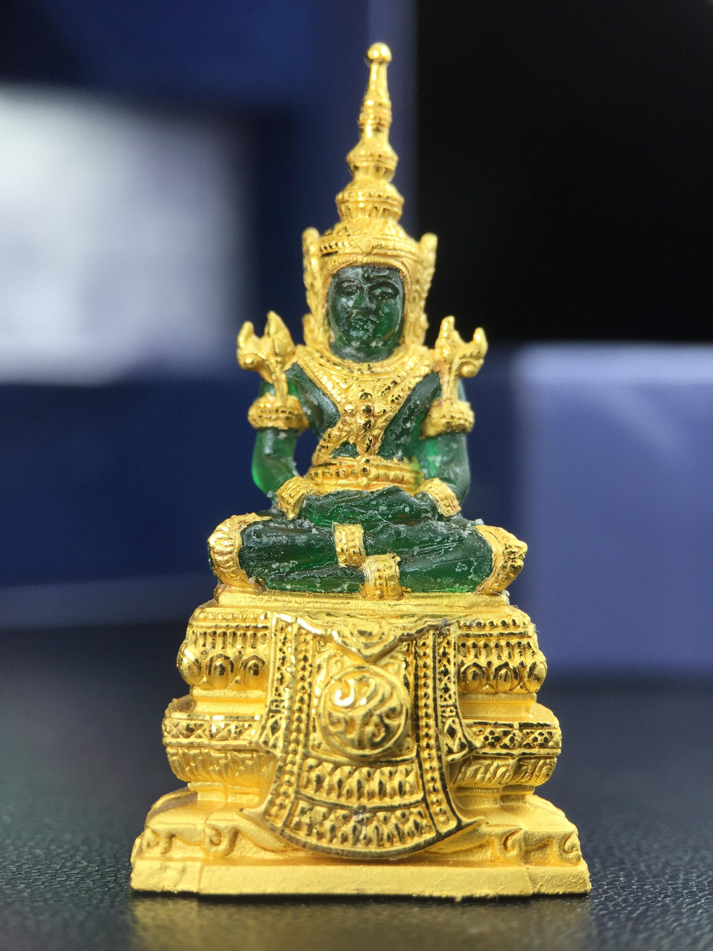 พระแก้วมรกต ภปร. จัดสร้างโดย รพ.ภูมิพลฯ ปี2547 ลอยองค์ขนาดหน้าตัก 1/2 นิ้ว เนื้อเรซิ่นหุ้มทองคำ99.99 งดงามทรงคุณค่าอีกหนึ่งรุ่นยอดนิยม หายาก