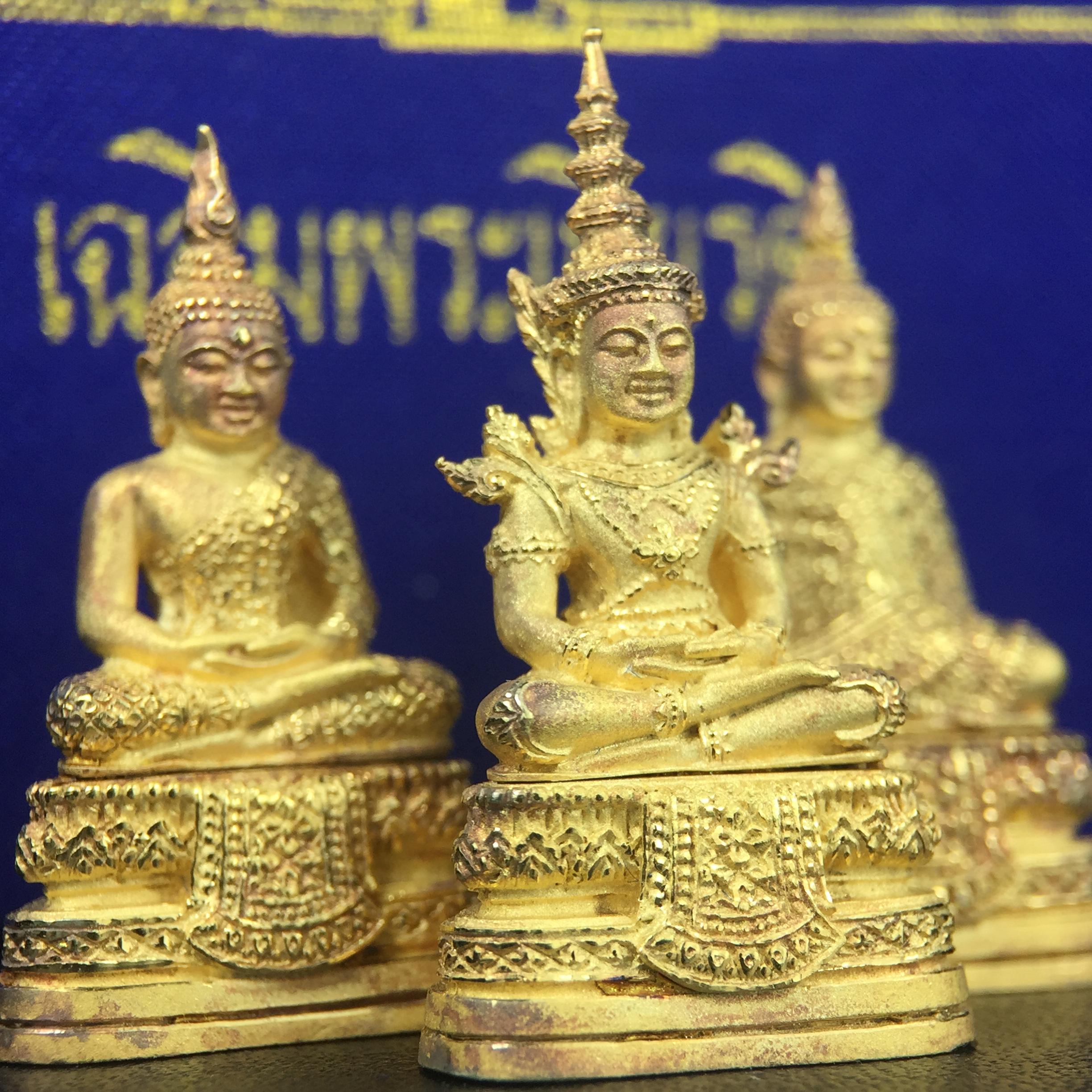 พระพุทธมหามณีรัตนปฎิมากร(พระแก้วมรกต)รุ่น เฉลิมพระเกียรติ วัดพระศรีรัตนศาสดารามราม(วัดพระแก้ว) ปี2543 เนื้อเงินชุบทองพ่นทรายขัดเงาบางส่วน พิมพ์ใหญ่ลอยองค์ ชุด 3 ฤดู ตอกโค๊ตหมายเลขเดียวกันทั้ง3องค์ ชุดหมายเลข( ช147)สภาพผิวสวยดุจทองคำกล่องบรรจุเดิมครบ