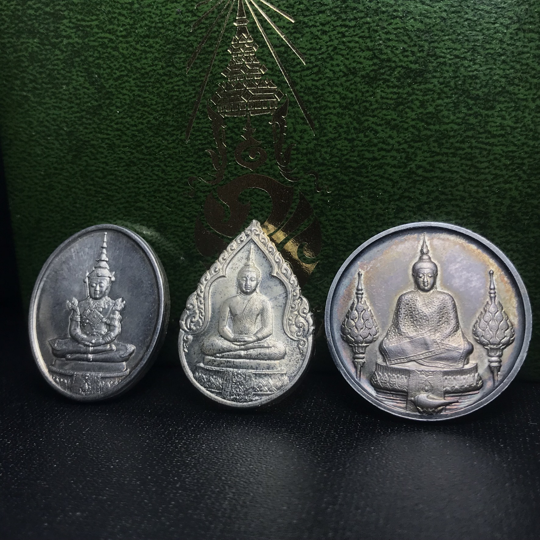 เหรียญพระแก้วมรกตหลัง ภปร ฉลองกรุงรัตนโกสินทร์ครบ 200 ปี พ.ศ.2525 เนื้อเงินกล่องบรรจุเดิมครบ3พิมพ์(บล็อกพระราชศรัธา)(ในหลวงรัชกาลที่9 เสด็จในพิธี)