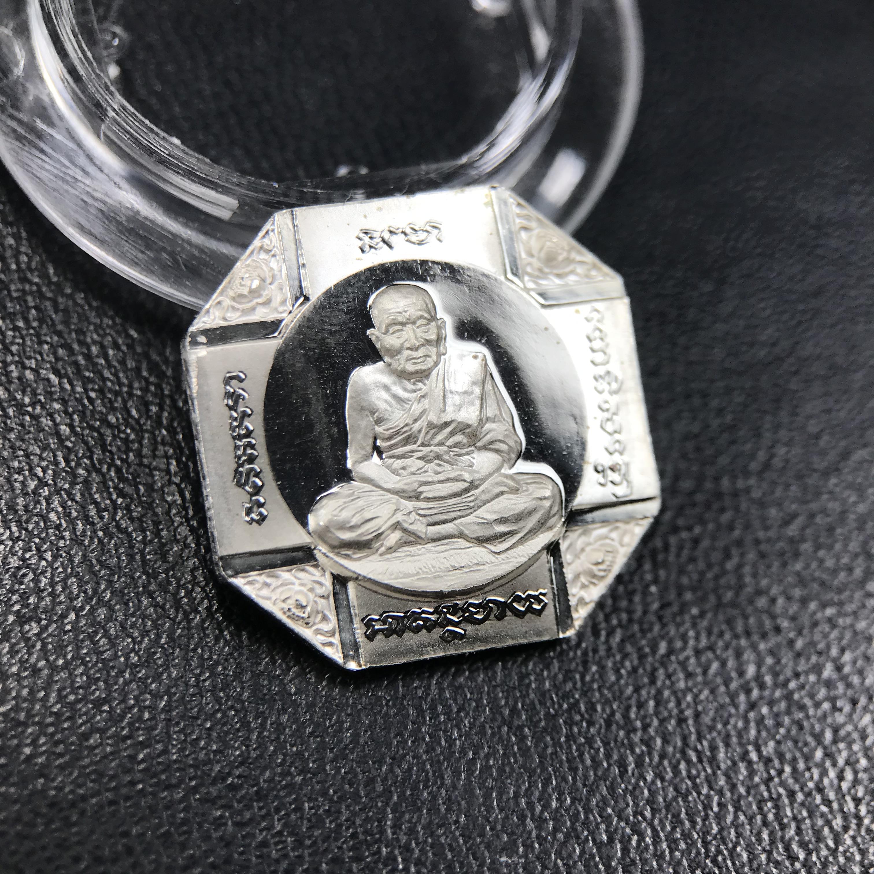 เหรียญหลวงพ่อทวด รุ่นสมเด็จเจ้าฟ้ามหาจักรี 48พรรษา โดยสภากาชาดไทย ปี2546 ชุดเหรียญเนื้อเงิน4ขนาด(ครบชุดพร้อมตลับบรรจุเดิม)พุทธาภิเษก ณ วัดช้างให้ จังหวัดปัตตานี