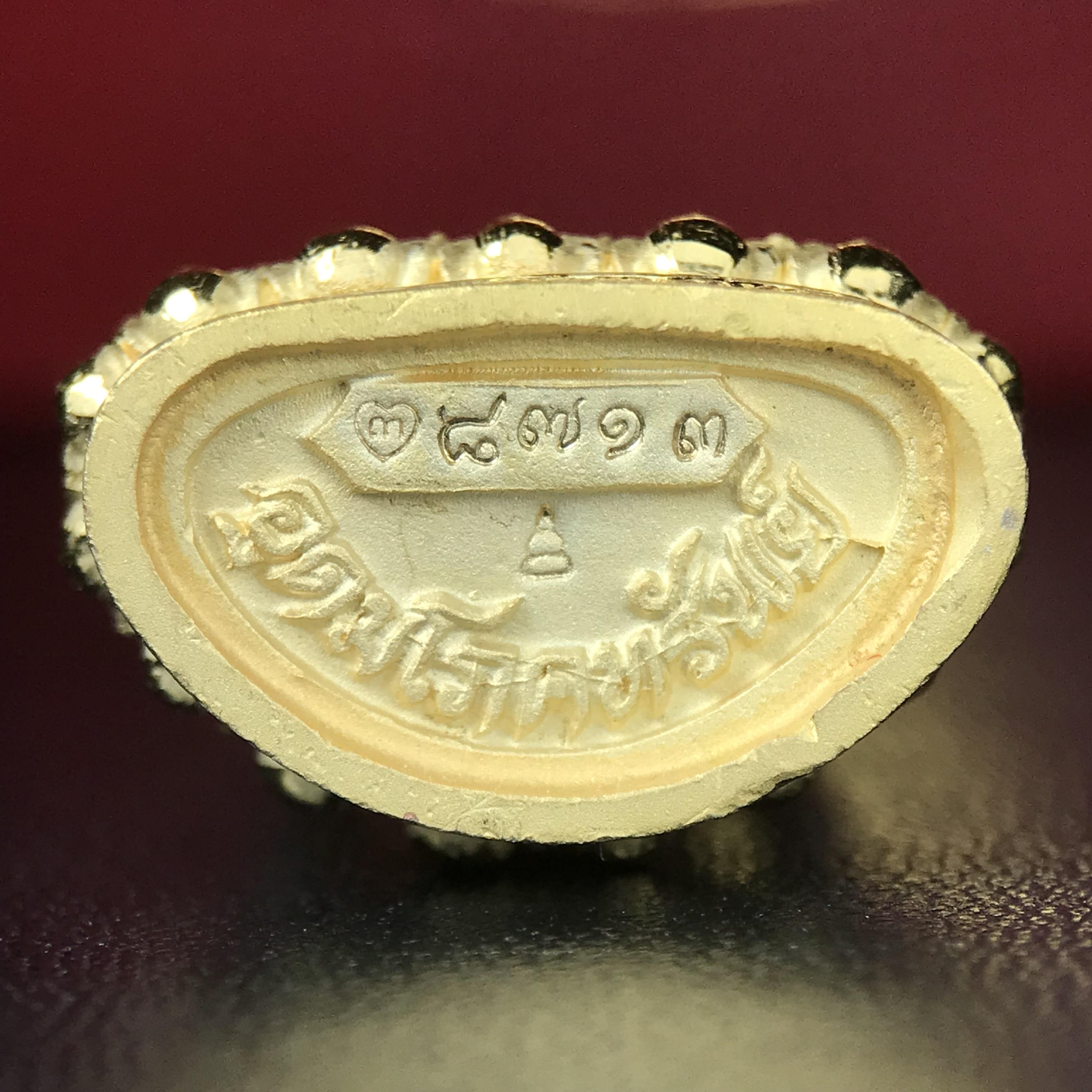 พระกริ่งอวโลกิเตศวร ( เจ้าแม่กวนอิม ) วัดโพธิ์แมนคุณาราม รุ่นอุดมโภคทรัพย์ พ.ศ.2539 เนื้อเงิน 3 กษัตริย์ ผิวสวยเดิมพร้อมกล่องบรรจุเดิม (อีกหนึ่งรุ่นยอดนิยม พุทธศิลป์สวยงดงาม)