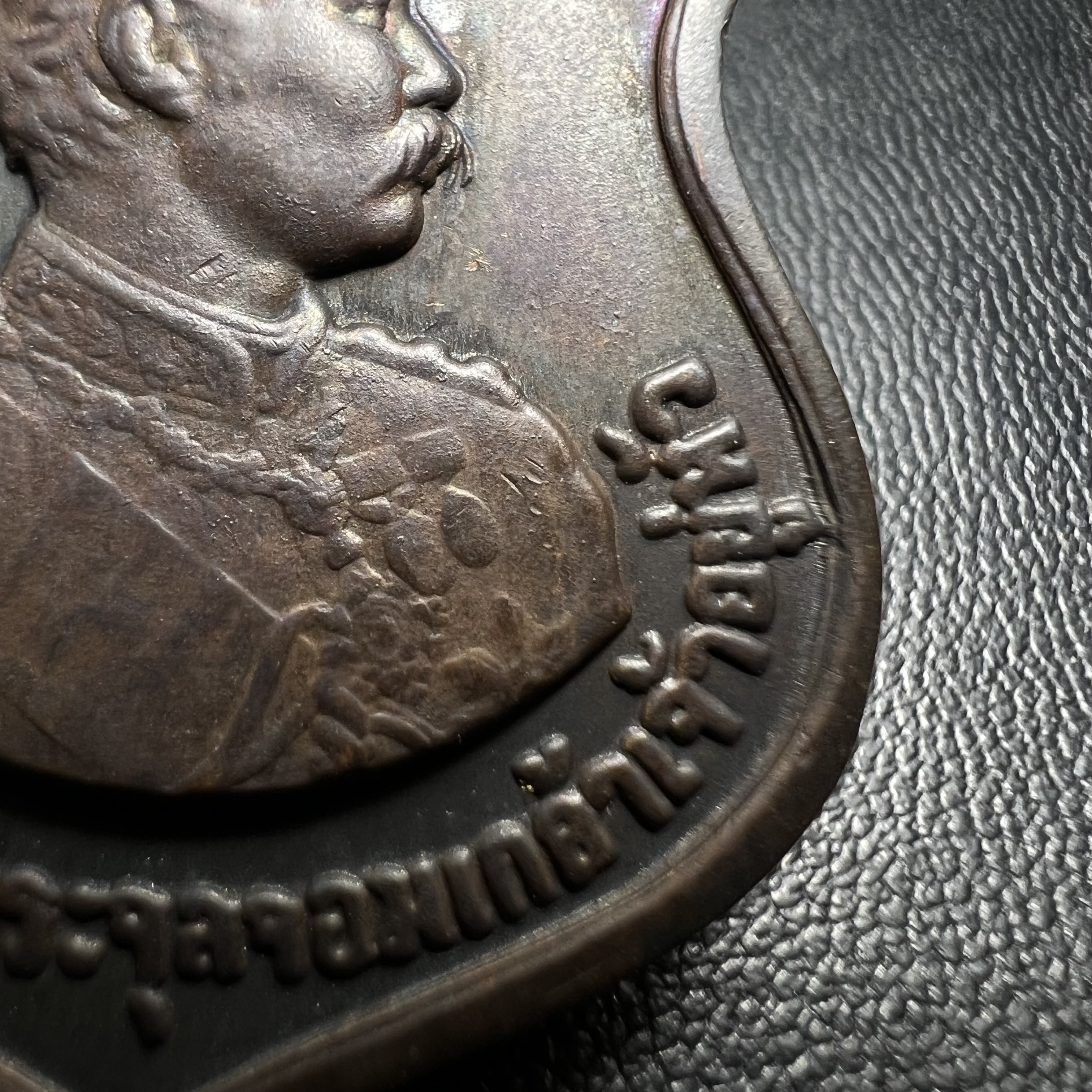 เหรียญรัชกาลที่ 5 ครบรอบ 80 ปี โรงเรียนนายร้อยพระจุลจอมเกล้า ปี2510(รุ่นเเรก) เนื้อทองแดง(คัดสวยสภาพเหรียญสวย สวย แบบนี้ปัจจุบันหายากมากแล้ว)หลวงปู่ทิม , หลวงปู่โต๊ะ และเกจิมีชื่อในยุคต้นปี 2500 หลายรูปร่วมปลุกเสก (พระดี ปีลึก พิธีใหญ่)