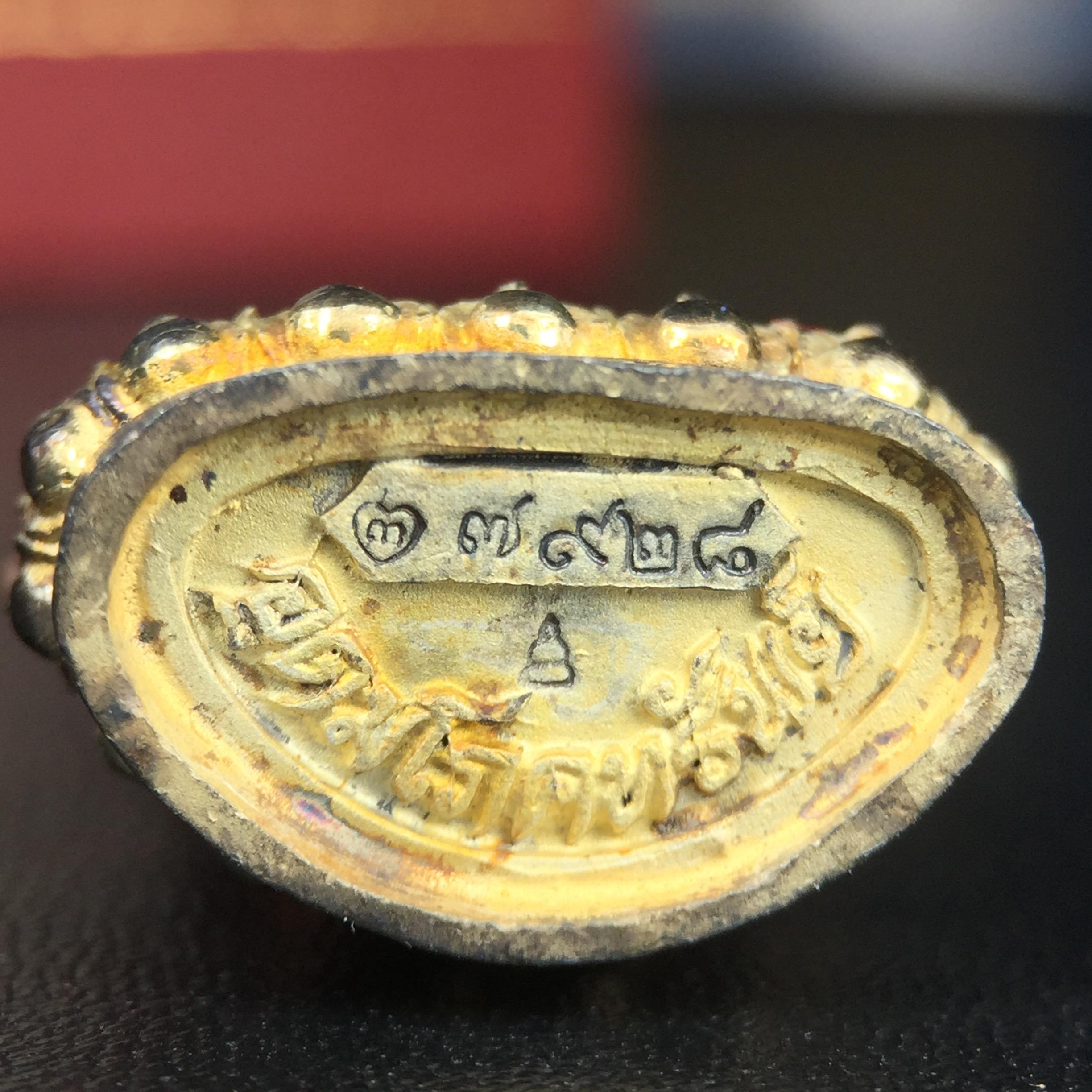 พระกริ่งอวโลกิเตศวร ( เจ้าแม่กวนอิม ) วัดโพธิ์แมนคุณาราม รุ่นอุดมโภคทรัพย์ พ.ศ.2539 เนื้อเงิน 3 กษัตริย์ พ่นทราย(ผิวเดิม ขึ้นสีรุ้งธรรมชาติ แบบนิยม เสน่ห์ของพระเนื้อเงิน) (พร้อมกล่องบรรจุการ์ดใบรับรองเดิมครบ) (อีกหนึ่งรุ่นยอดนิยม พุทธศิลป์สวยงดงาม)