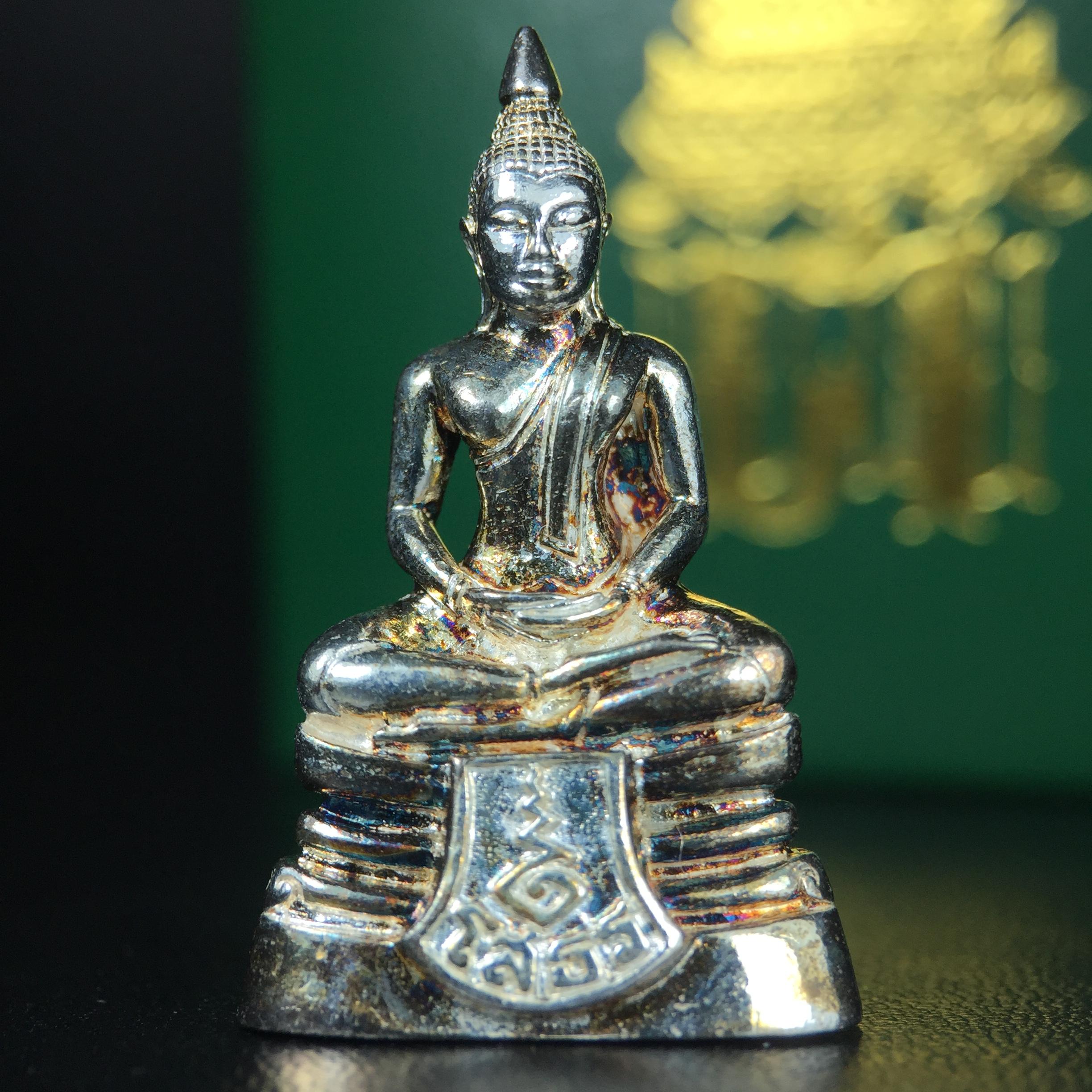 พระพุทธโสธร รุ่น กศก. 120 ปี เนื่องในโอกาสครบ 120 ปี กรมศุลกากร กระทรวงการคลัง จัดสร้าง ปี 2537 เนื้อเงินบริสุทธิ์ 99.9% ผิวขัดเงา(ขึ้นสีรุ้งธรรมชาติสวย)(งานบริษัท แพรนด้า จิวเวลรี่)สวยงดงาม ทรงคุณค่า สีสันที่ธรรมชาติสรรค์สร้าง