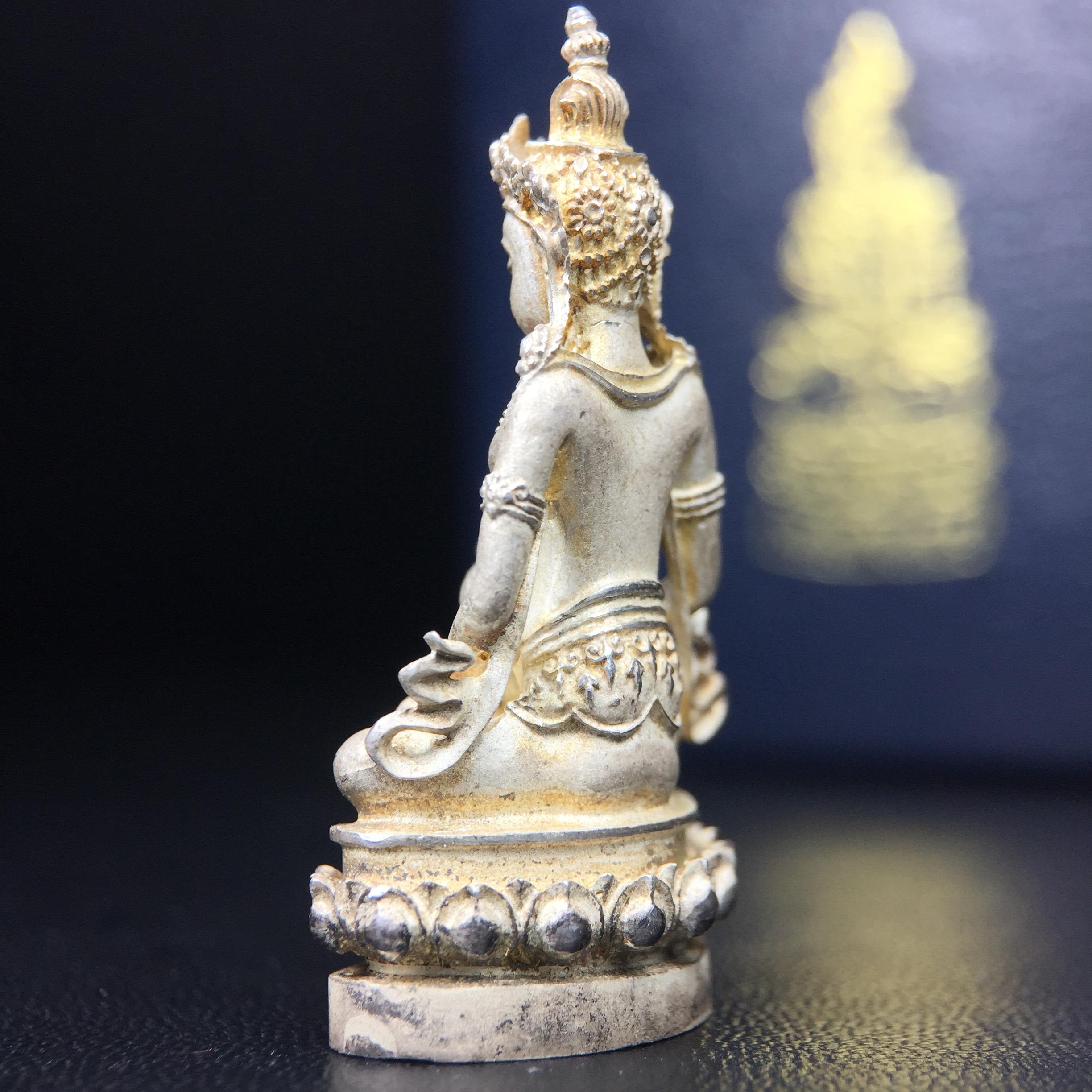 พระกริ่งอวโลกิเตศวร ( เจ้าแม่กวนอิม ) วัดโพธิ์แมนคุณาราม เนื้อเงิน พ่นทราย(ผิวเดิม ขึ้นสีรุ้งธรรมชาติ แบบนิยม เสน่ห์ของพระเนื้อเงิน) รุ่นอุดมโภคทรัพย์ พ.ศ.2539(อีกหนึ่งรุ่นยอดนิยม พุทธศิลป์สวยงดงาม)