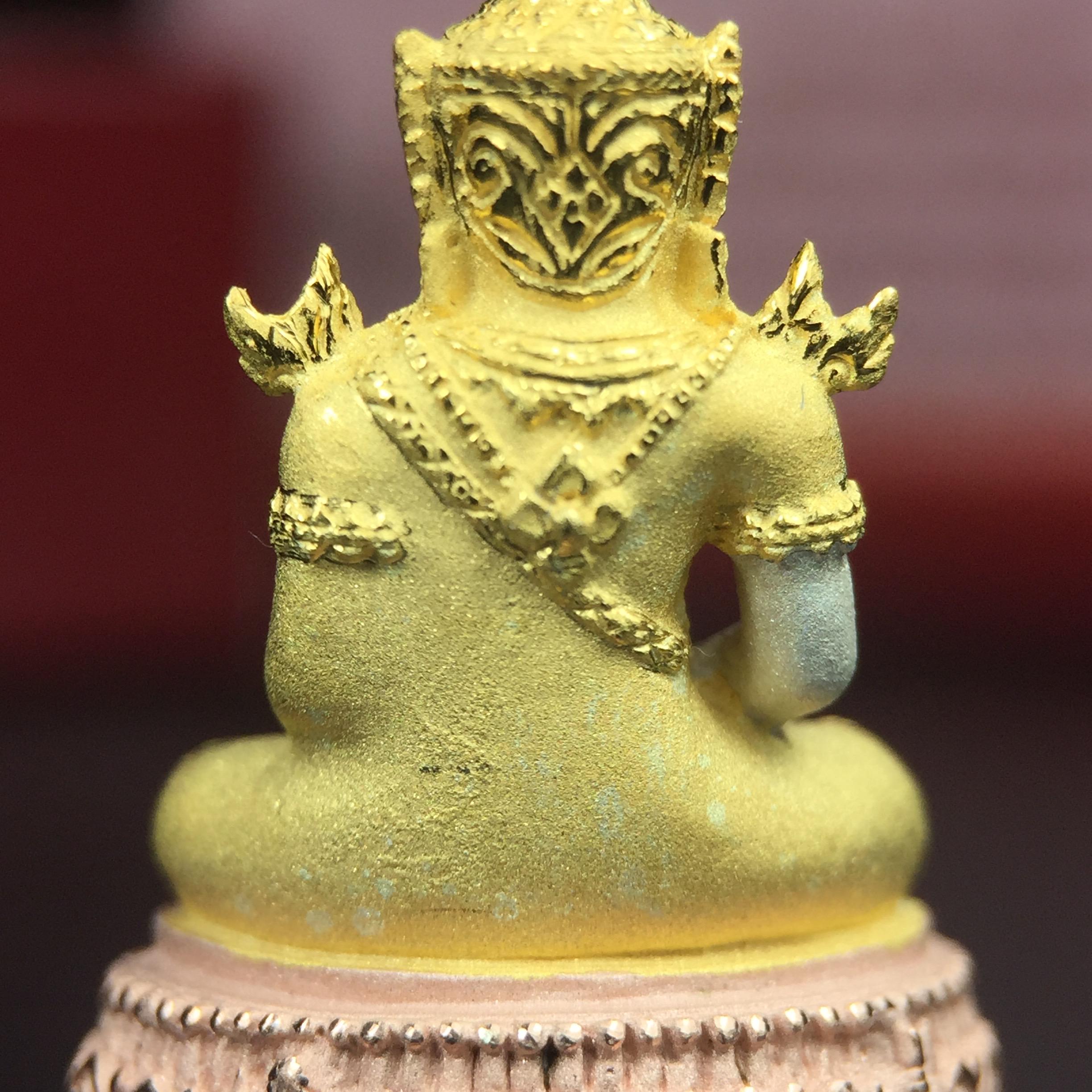 พระแก้วมรกต ภปร.(รุ่นแรก) ปี2545 รุ่นฉลองกรุงรัตนโกสินทร์ครบ 220 ปี พิมพ์ลอยองค์ใหญ่ เนื้อเงินบริสุทธิ์ 92.5% (สามกษัตริย์) ขนาด 19*35 มม. พร้อมกล่องบรรจุเดิม สวยครบสมบูรณ์