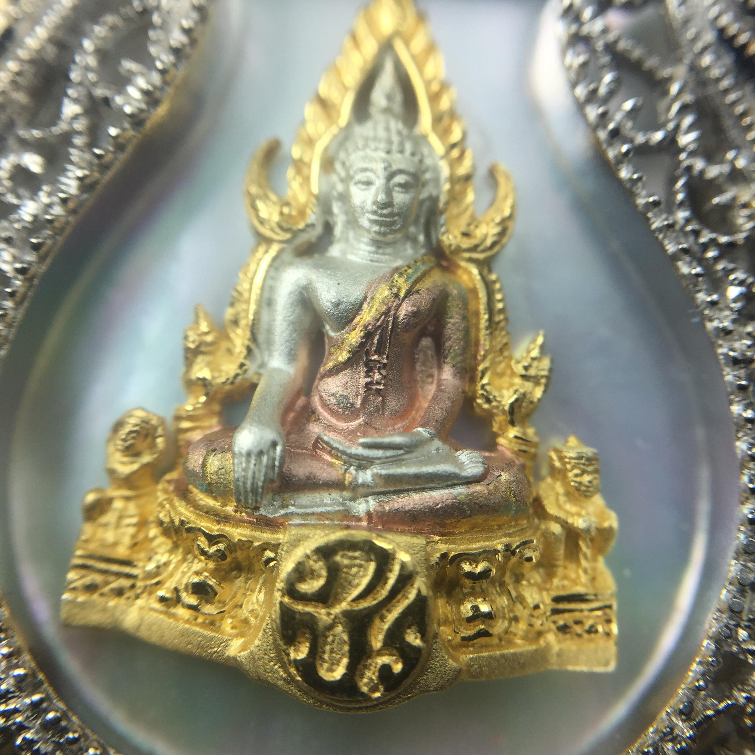 พระพุทธชินราช ภปร. โครงการ "เพราะแผ่นดินนี้ คือ แผ่นดินเกิด" ปี2548(รุ่นแรก) เหรียญทรงเสมา ขนาด 21 x 29 มม.เนื้อเงินสามกษัตริย์ องค์พระชุบสามกษัตริย์ ล้อมด้วยกรอบเงินชุบทองคำขาวสลักเสลาเป็นลวดลายละเอียดอ่อน ส่วนพื้นองค์พระเป็นเปลือกหอยมุขงดงาม