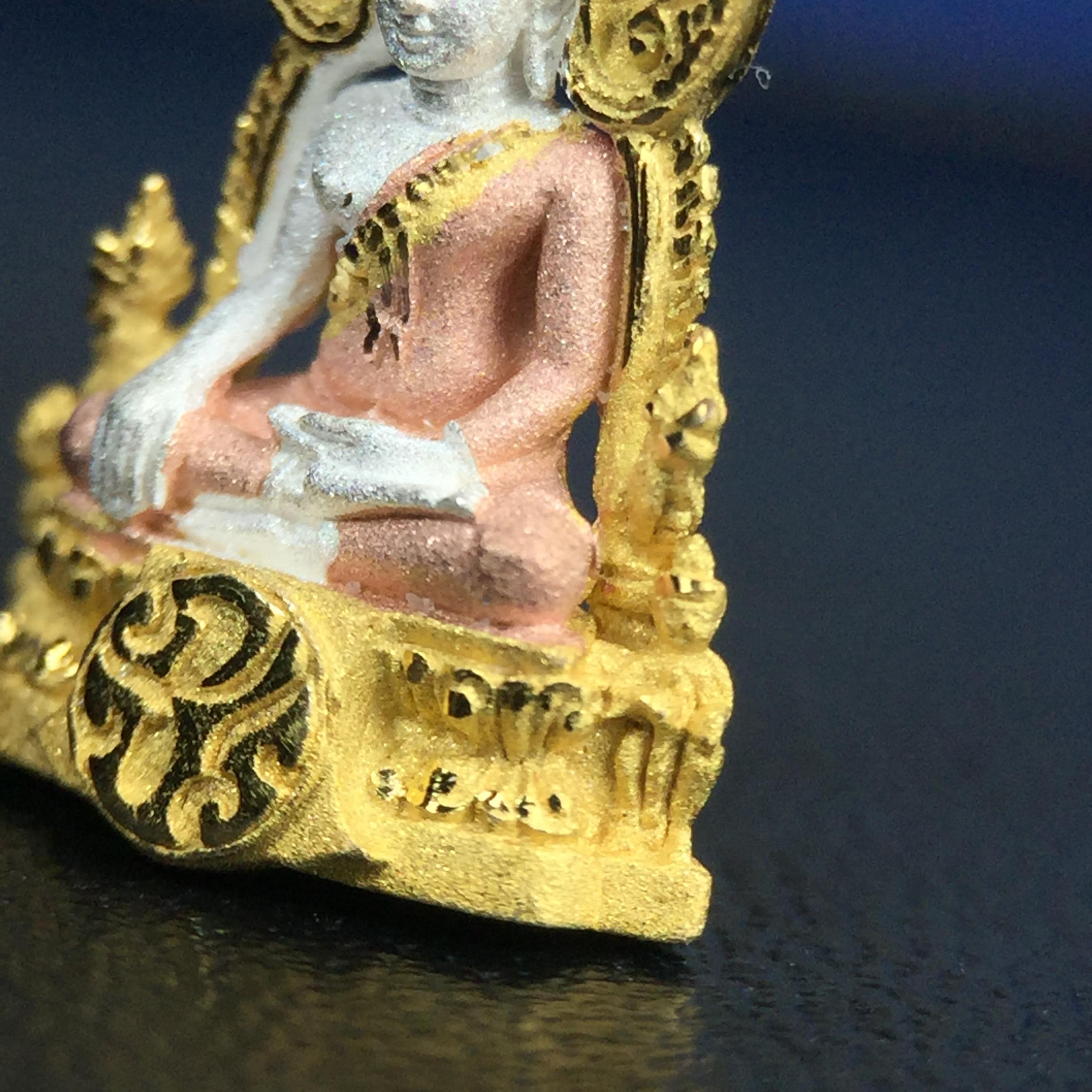 พระพุทธชินราช ภปร. โครงการ เพราะแผ่นดินนี้คือแผ่นดินเกิด เนื้อเงินชุบสามกษัตริย์ ปี2551 ขนาดหน้าตัก1/4นิ้ว (สวยงามทรงคุณค่า อีกหนึ่งรุ่นยอดนิยมหายาก) (สภาพคัดสวย กล่องบรรจุเดิมครบ)