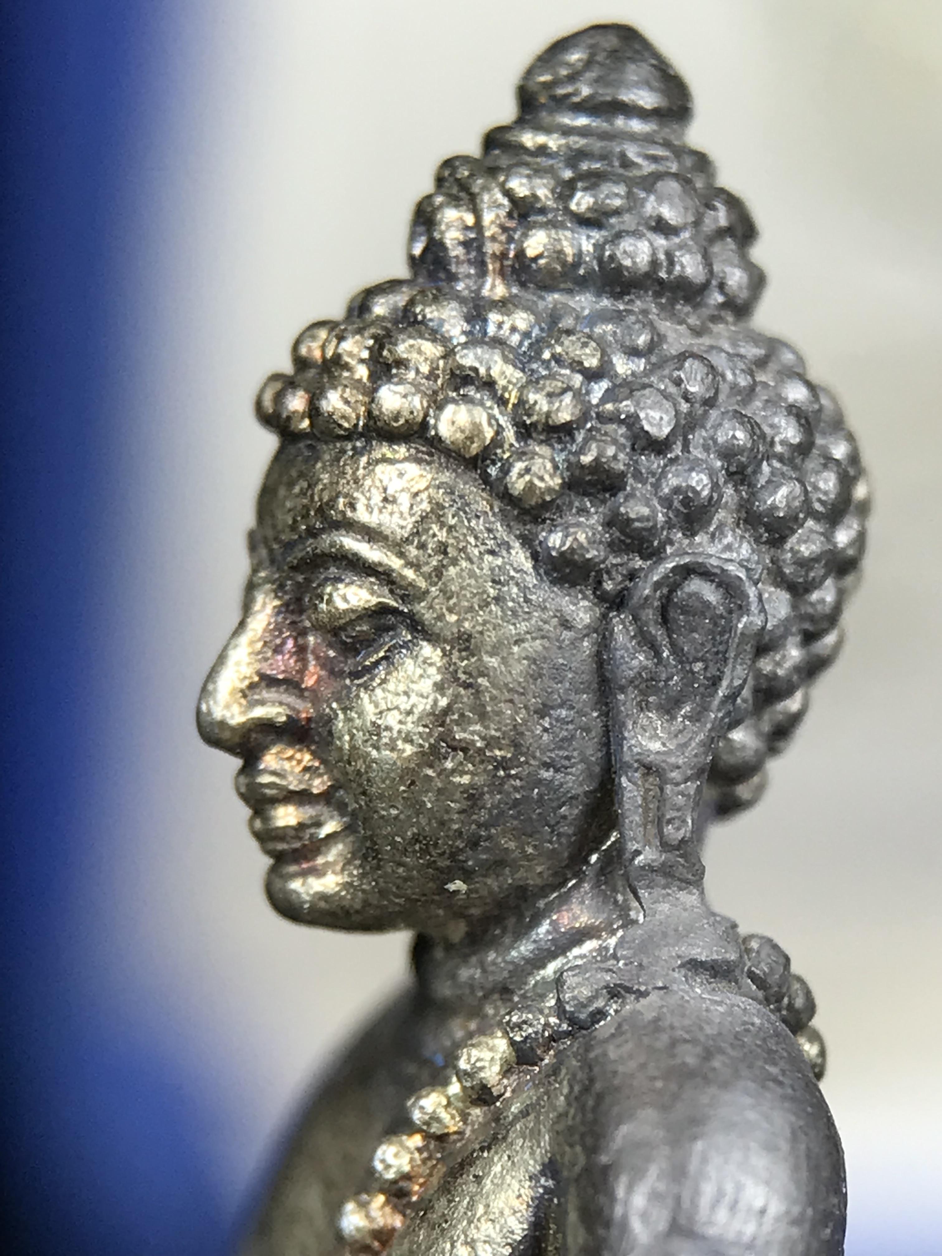 พระกริ่งศิรากาศ ภปร.(พระกริ่งคุ้มเกล้า)วัตถุมงคล"คุ้มเกล้าฯ" มูลนิธิ “คุ้มเกล้า” ในพระบรมราชูปถัมภ์ จัดสร้าง โรงพยาบาลภูมิพล เนื้อเงิน(พิมพ์หน้าไทย)(สภาพผิวเดิมขึ้นน้ำทองเก่าเก็บอย่างดีพร้อมกล่องบรรจุสวยมากมาก!)(ในหลวงรัชกาลที่9เสด็จเททอง)(พิธีใ