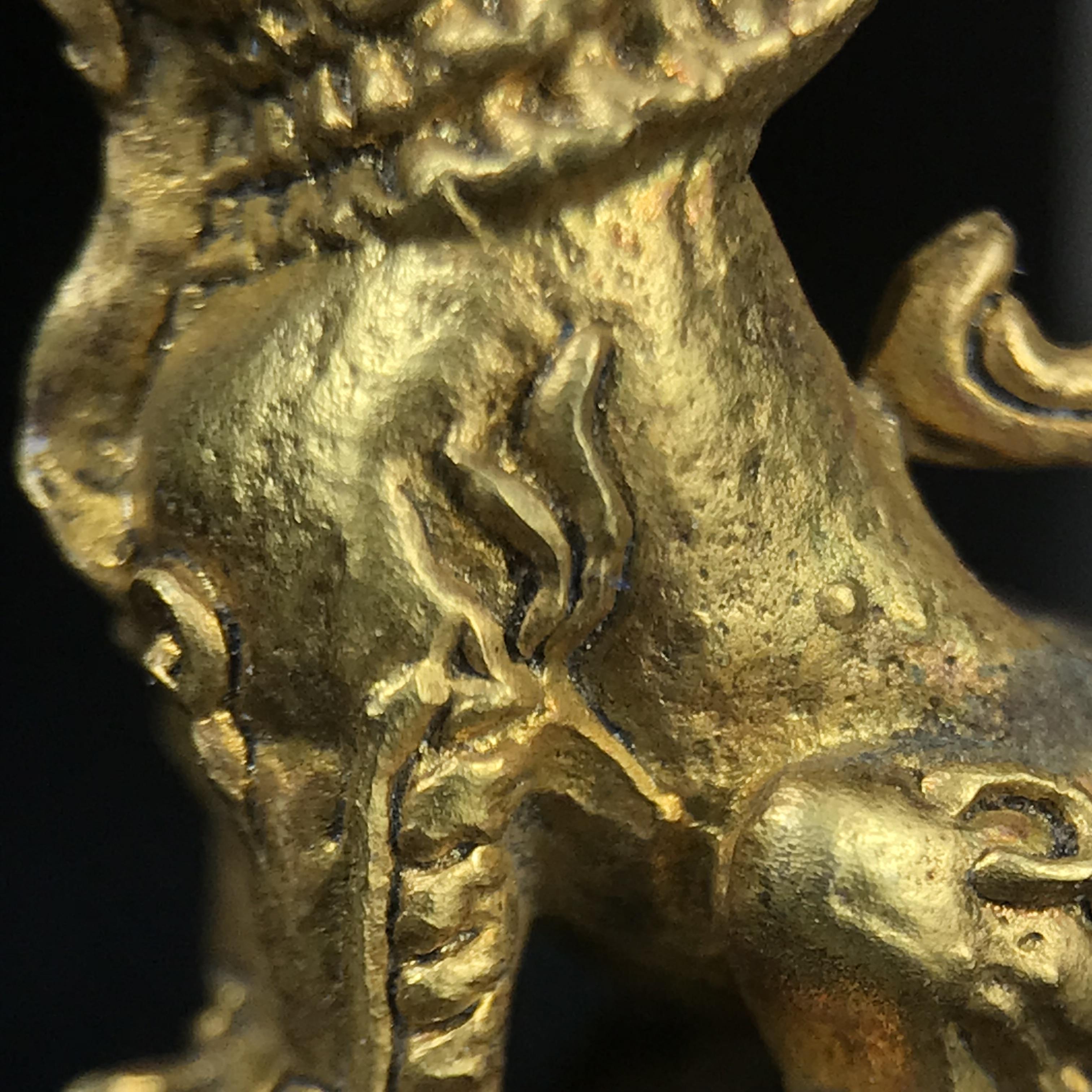 สิงห์เจ้าพ่อดำ วัดบุพพาราม จ.เชียงใหม่ ปี 2518 เนื้อกะไหล่ทอง(ตอก 2 โค๊ต)หายาก(สภาพผิวเดิมสวยเดิมกล่องครบ) สิงห์รุ่นนี้มีพิธีดีมีเกจิอาจารย์ที่ร่วมปลุกเสกมากมาย****เครื่องราง ที่พระบาทสมเด็จพระเจ้าอยุ่รัชกาลที่ ๙ ทรงเสด็จฯประกอบพิธีด้วยพระองค์เอง