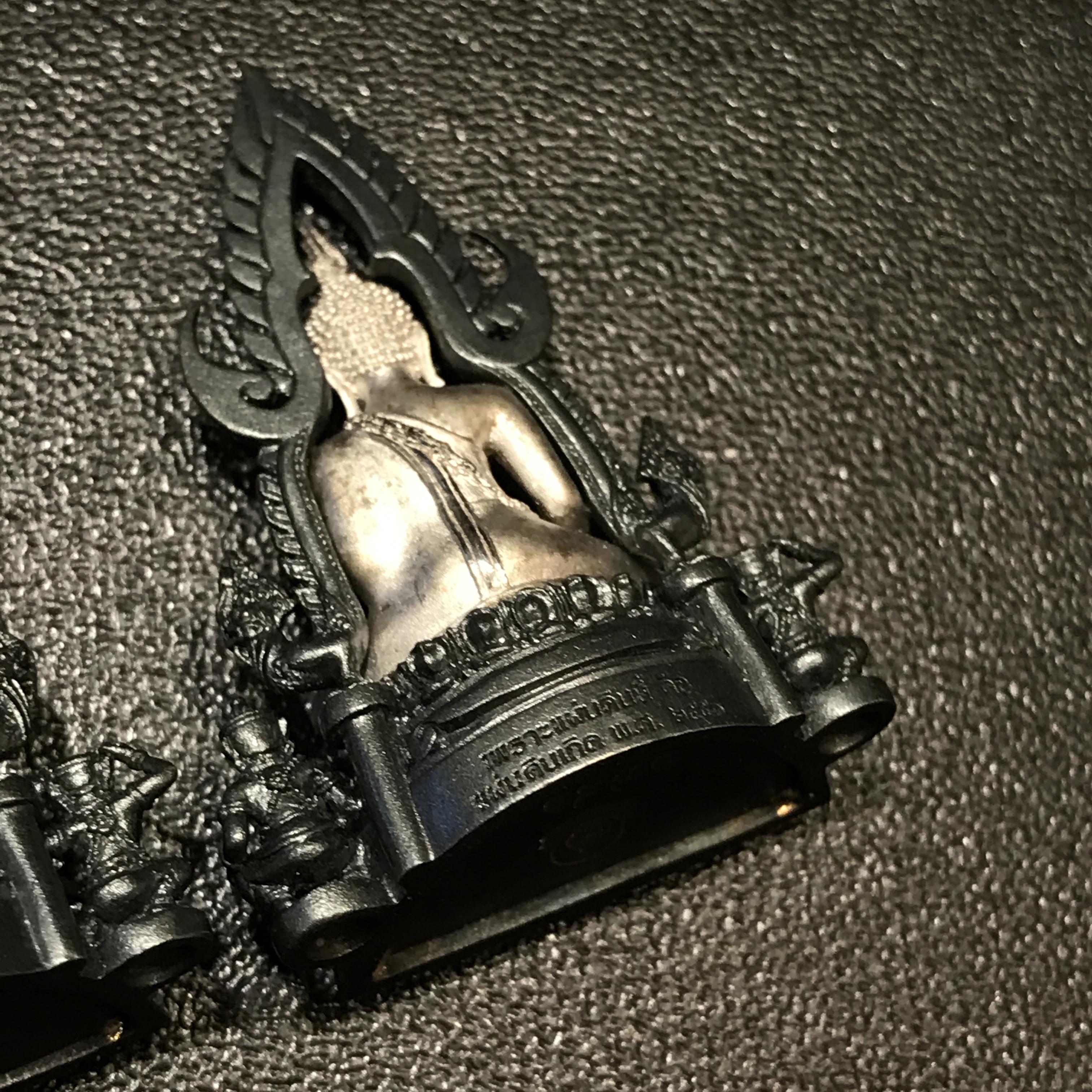 พระพุทธชินราช ภปร โครงการ เพราะแผ่นดินนี้คือแผ่นดินเกิด 2องค์ 1.องค์เนื้อเงินชุบทองคำซุ้มรมดำ 2.องค์เนื้อเงินชุบทองคำขาวซุ้มรมดำปี2551 ขนาดหน้าตัก1/2นิ้ว (สวยงามหายาก)(ไม่มีกล่องบรรจุเดิม)