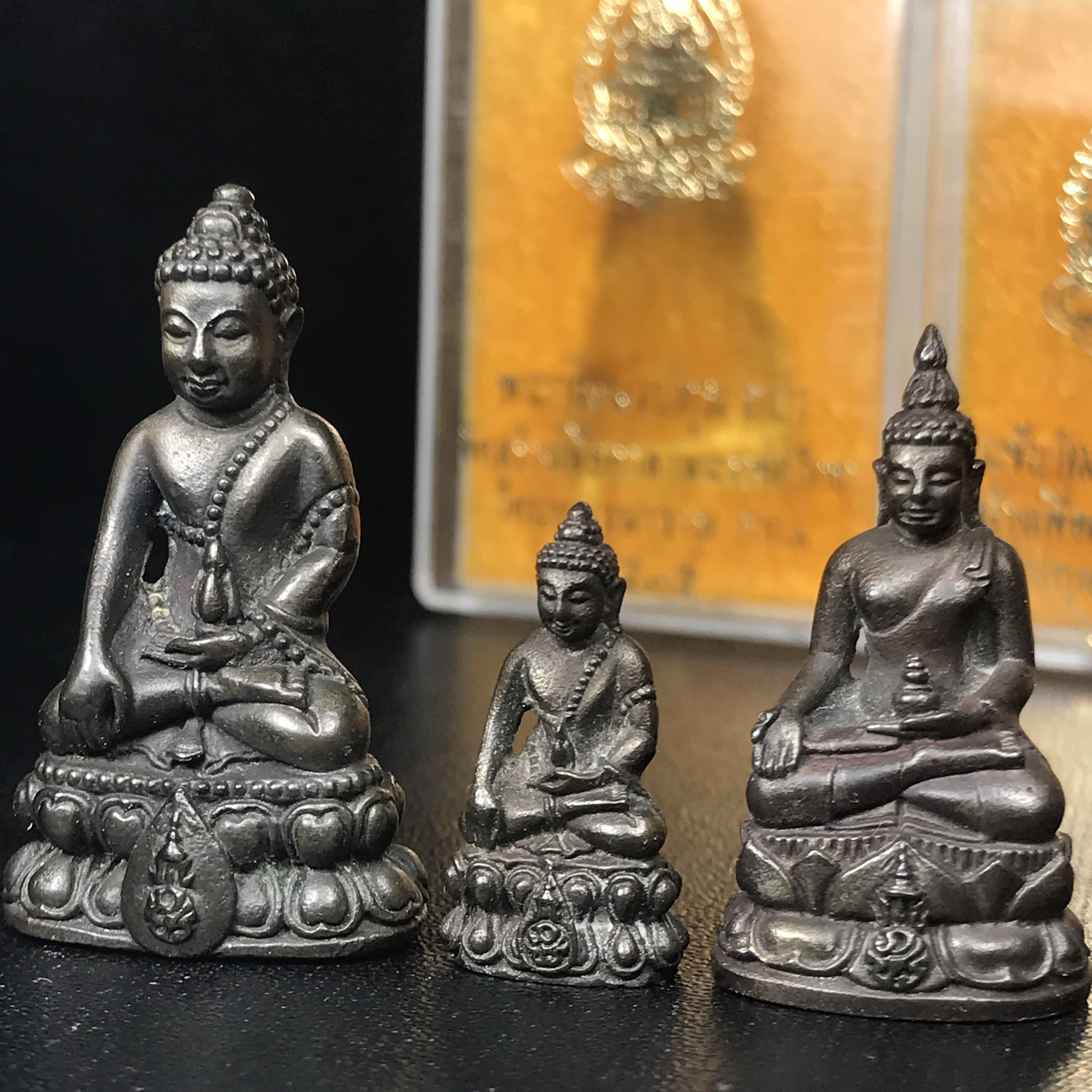 พระกริ่งนวปทุม ภปร.-พระชัยวัฒน์นวปทุม ภปร.-พระกริ่งไพรีพินาศ ภปร. รุ่นแรก วัดปทุมวนาราม ครบชุดเนื้อนวโลหะ ปี2535(ในหลวงรัชกาลที่9เสด็จเททอง)(1ใน3000ชุด)หายาก